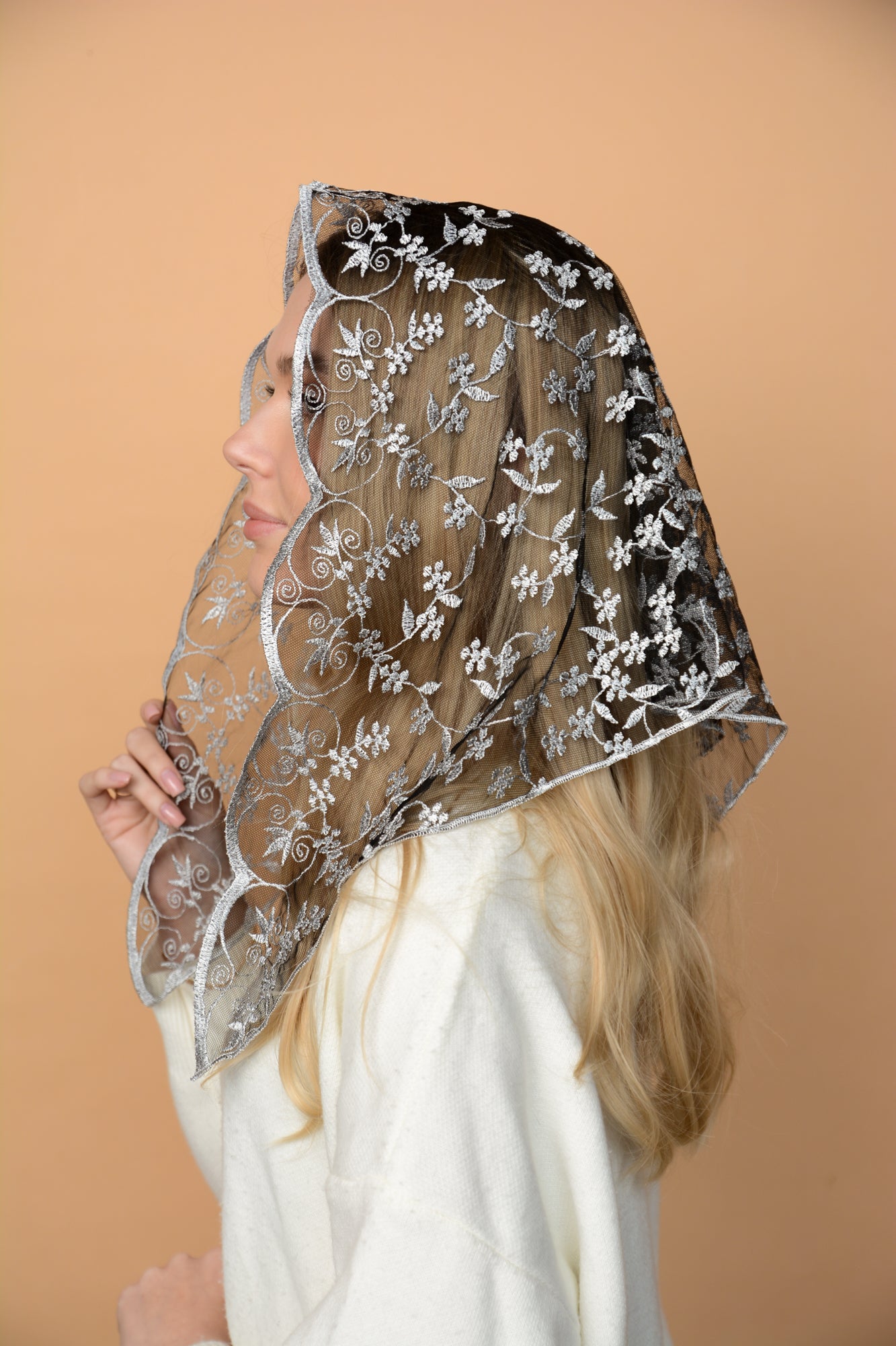 SHORT GREY MANTILLA