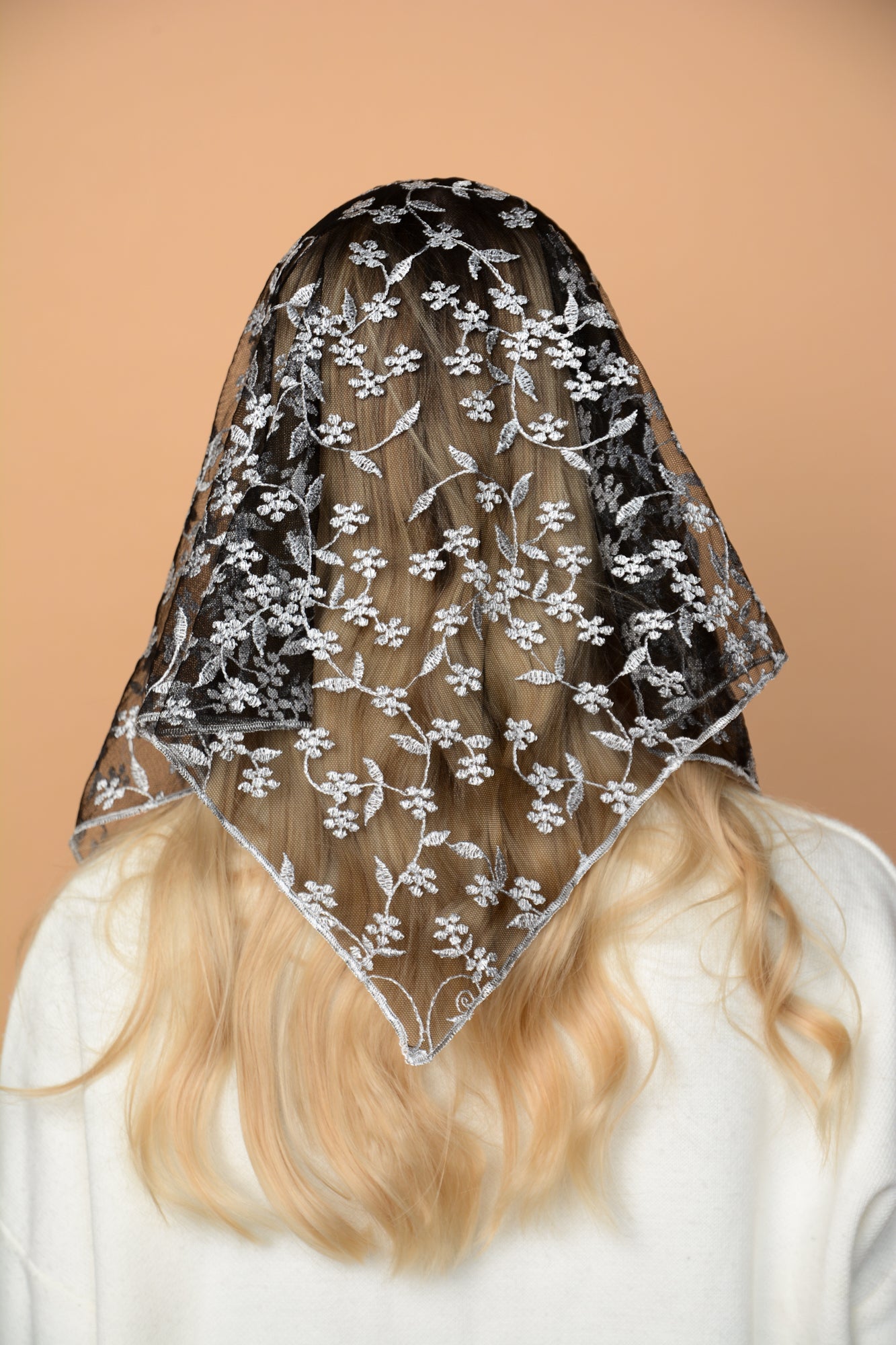 SHORT GREY MANTILLA