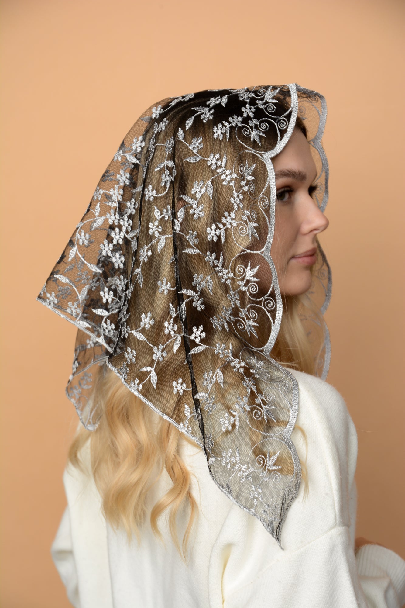 SHORT GREY MANTILLA