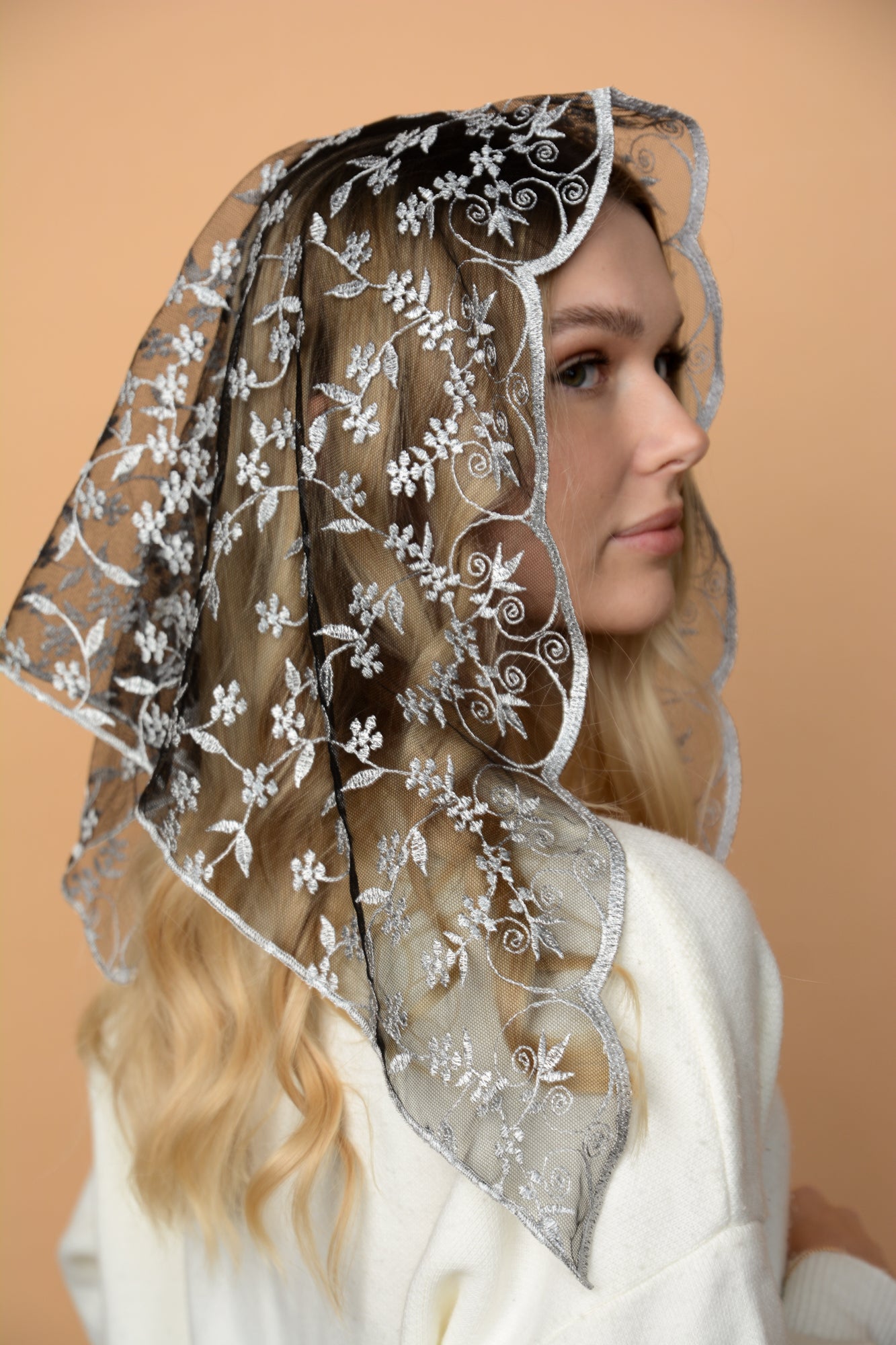SHORT GREY MANTILLA