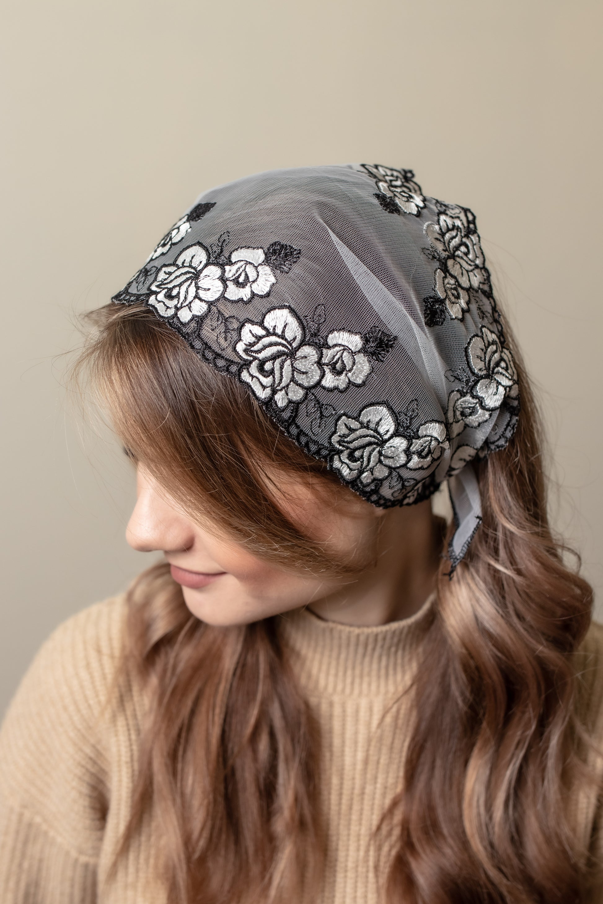 HEADBAND WITH WHITE FLOWERS - MariaVeils