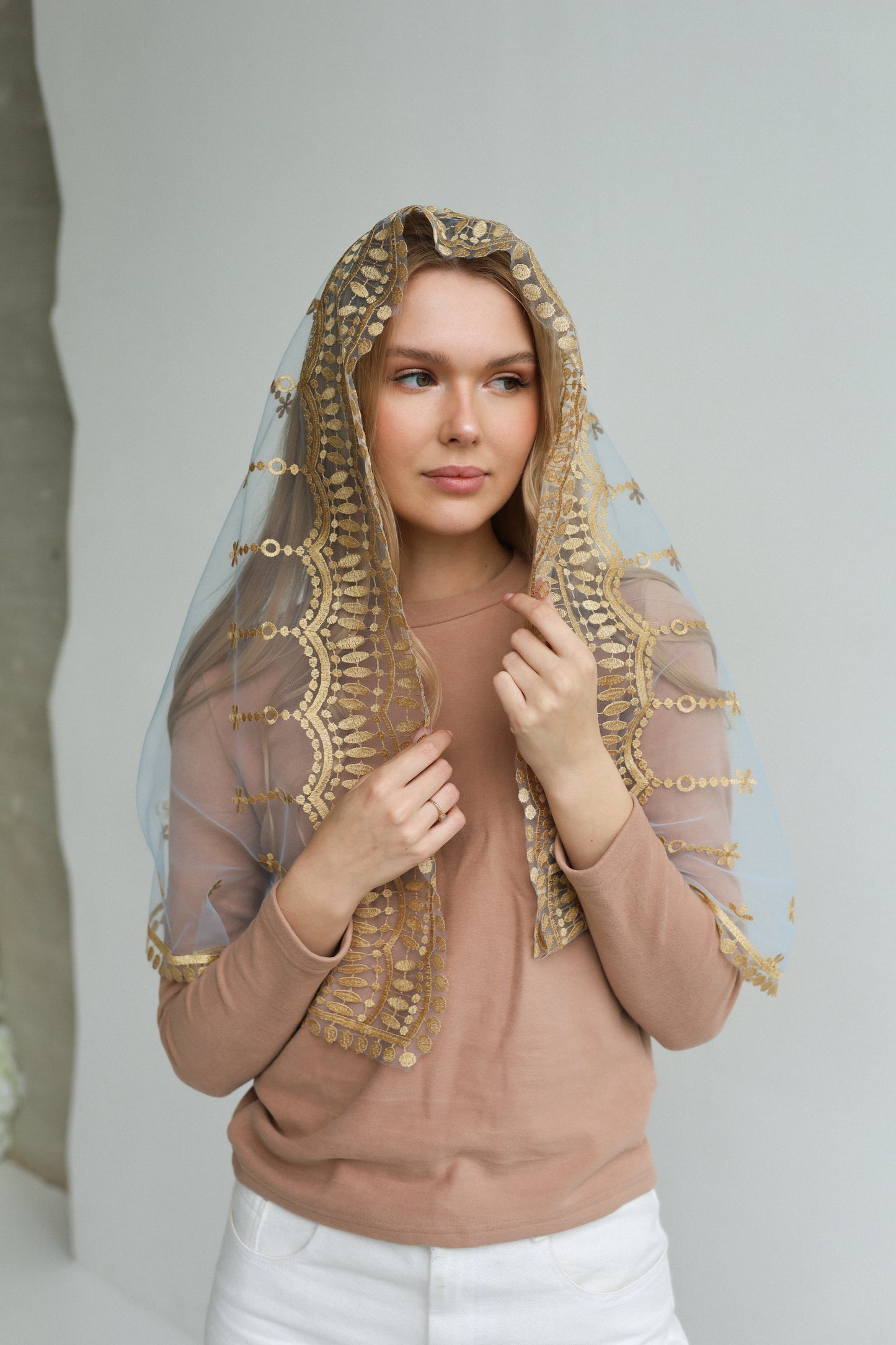 VEIL WITH EMBROIDERY ON THE BACK