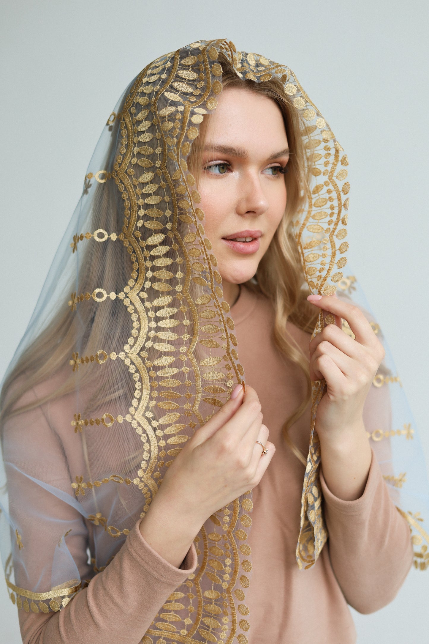 VEIL WITH EMBROIDERY ON THE BACK