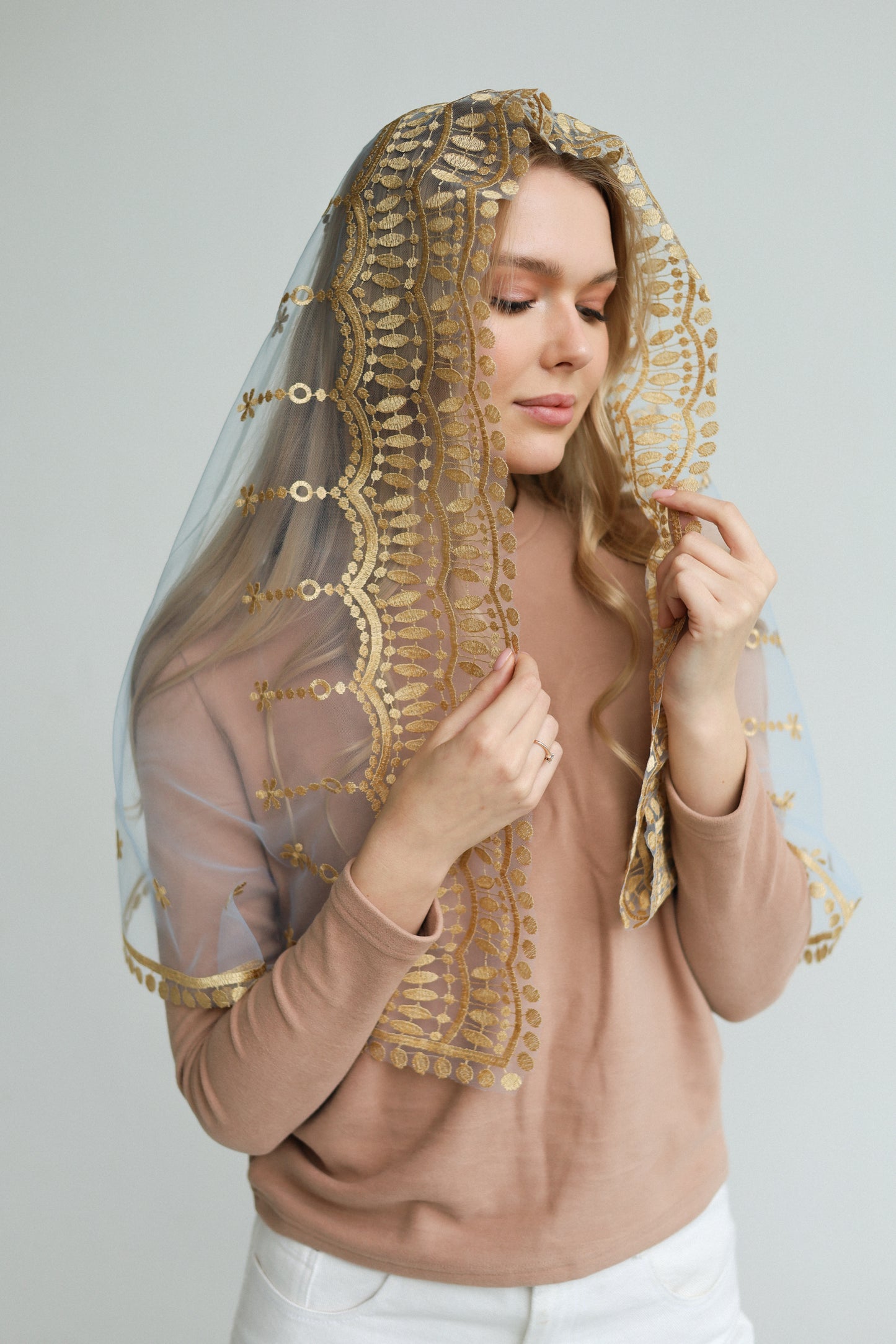 VEIL WITH EMBROIDERY ON THE BACK