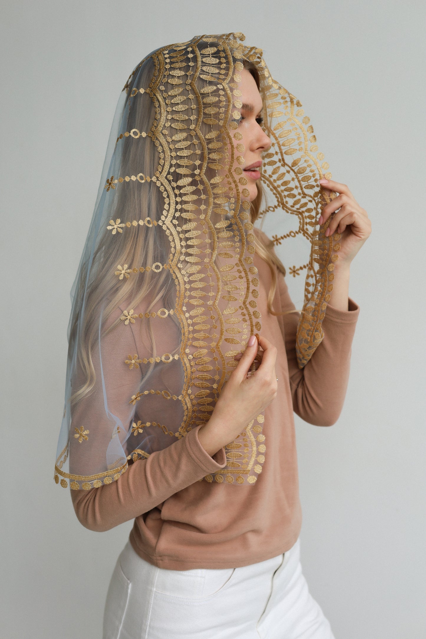 VEIL WITH EMBROIDERY ON THE BACK