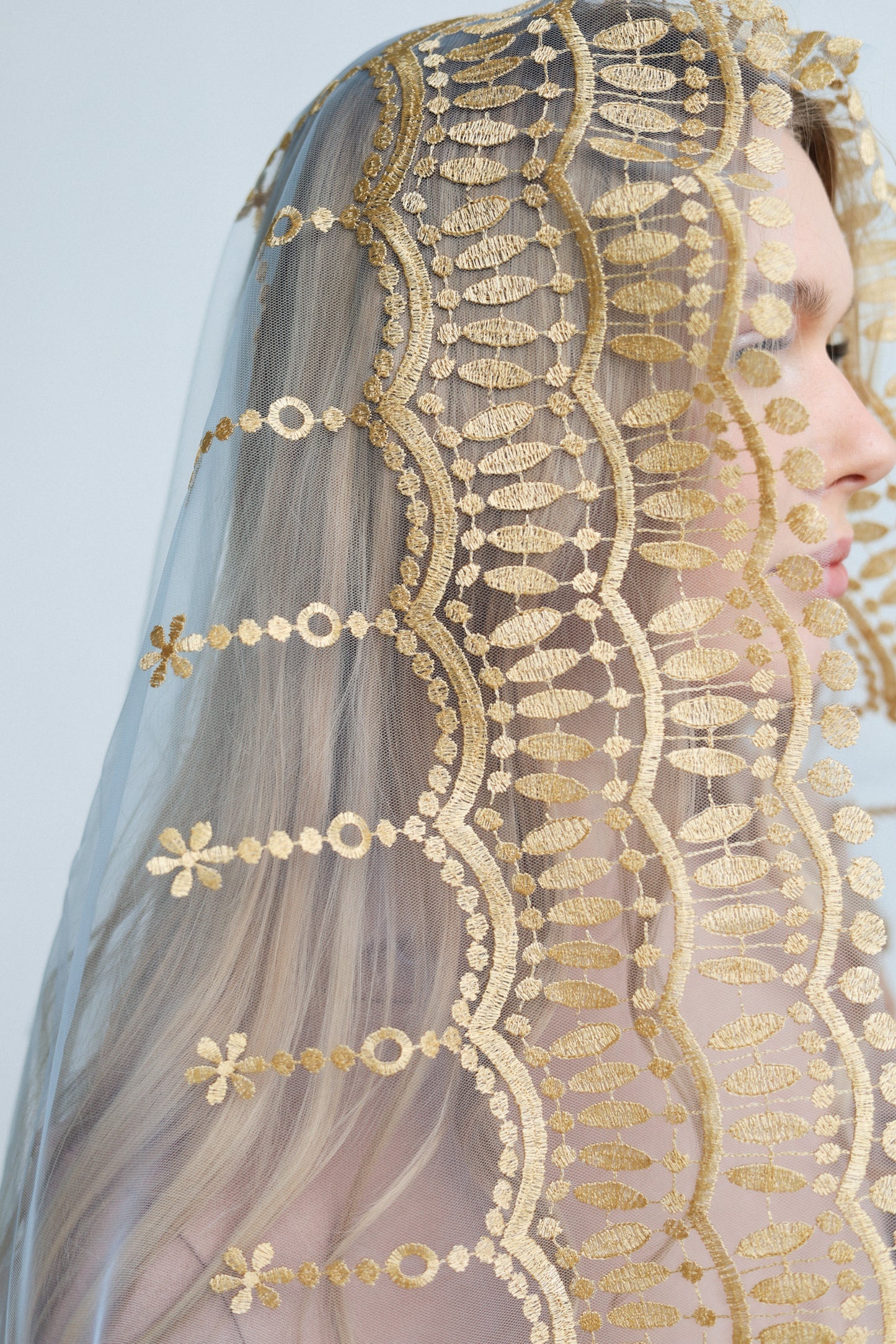 VEIL WITH EMBROIDERY ON THE BACK
