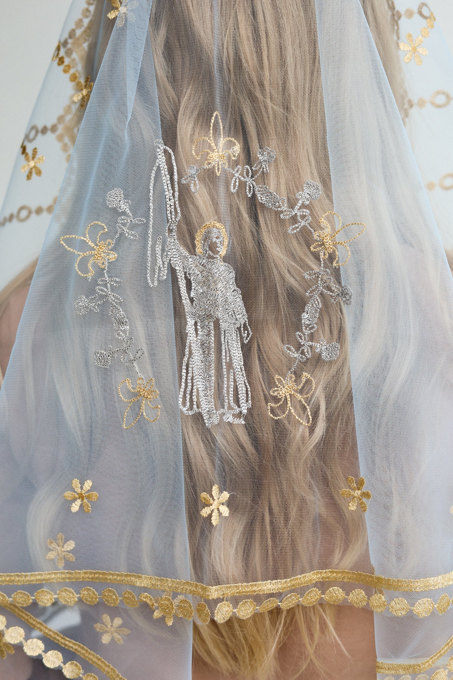 VEIL WITH EMBROIDERY ON THE BACK