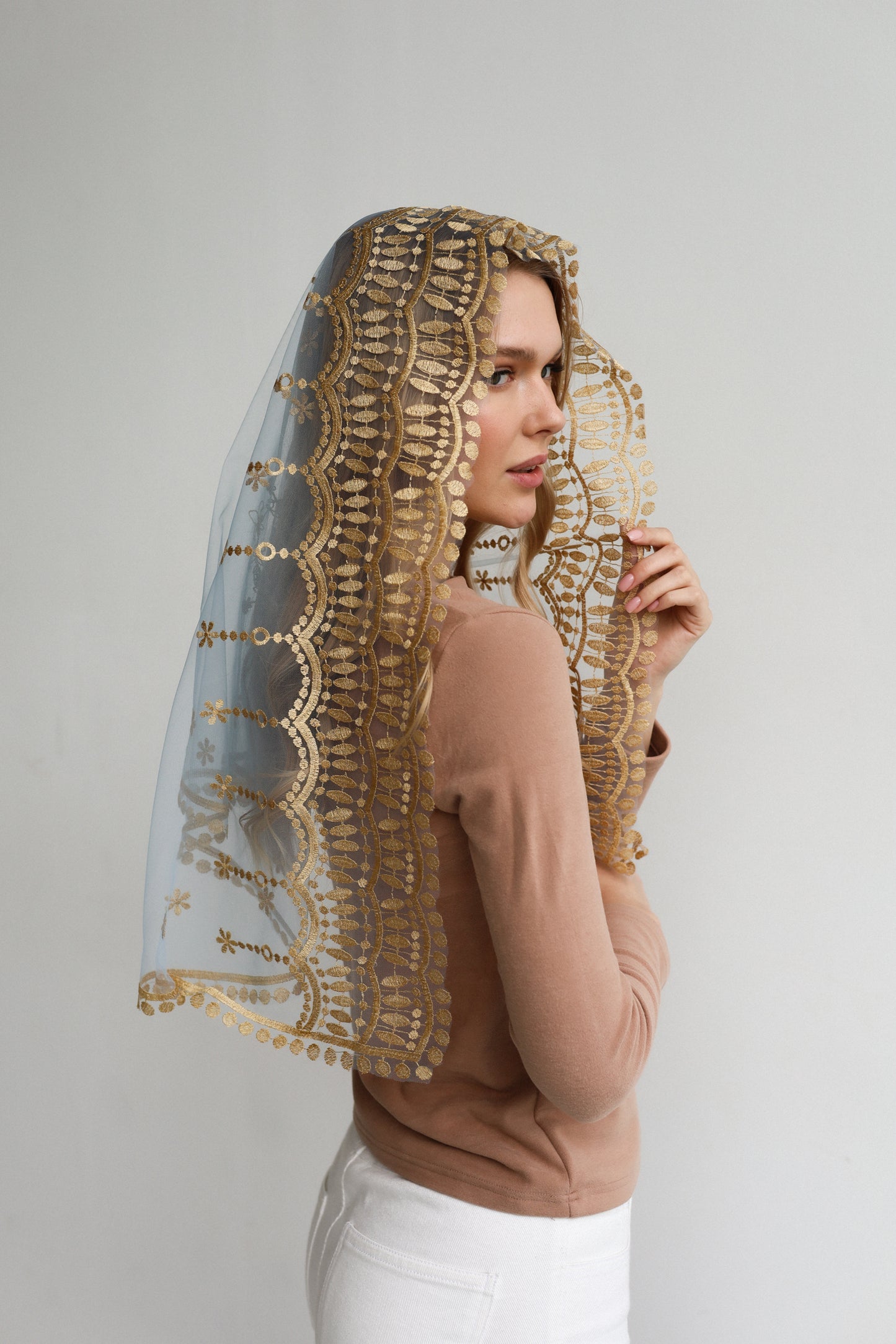 VEIL WITH EMBROIDERY ON THE BACK