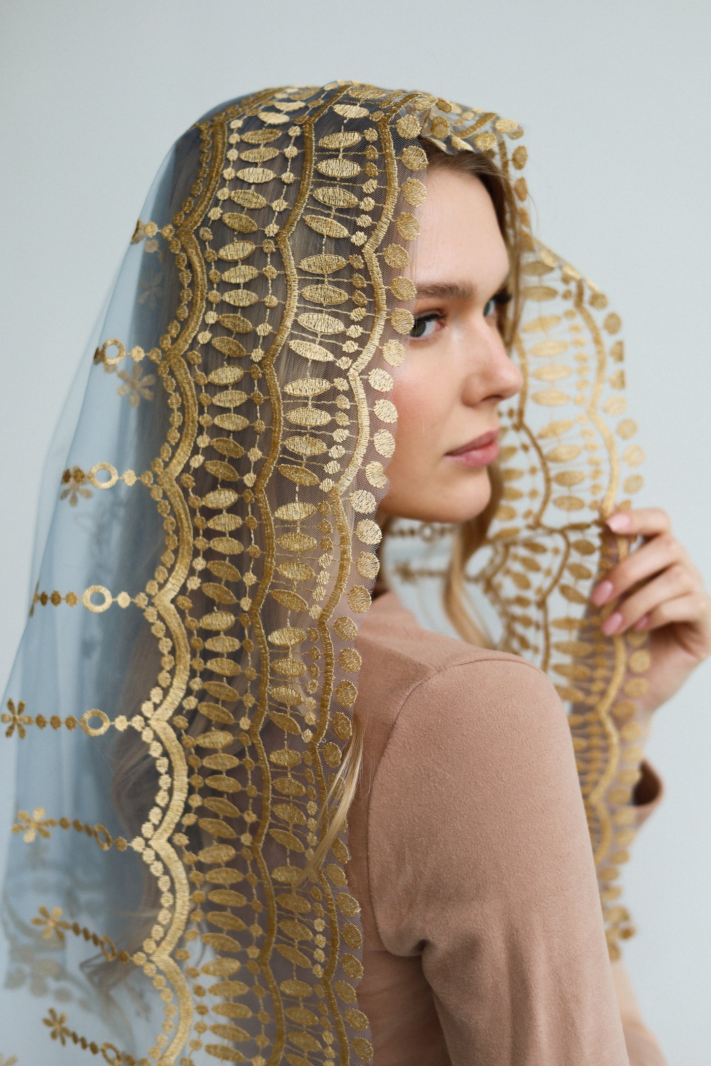 VEIL WITH EMBROIDERY ON THE BACK