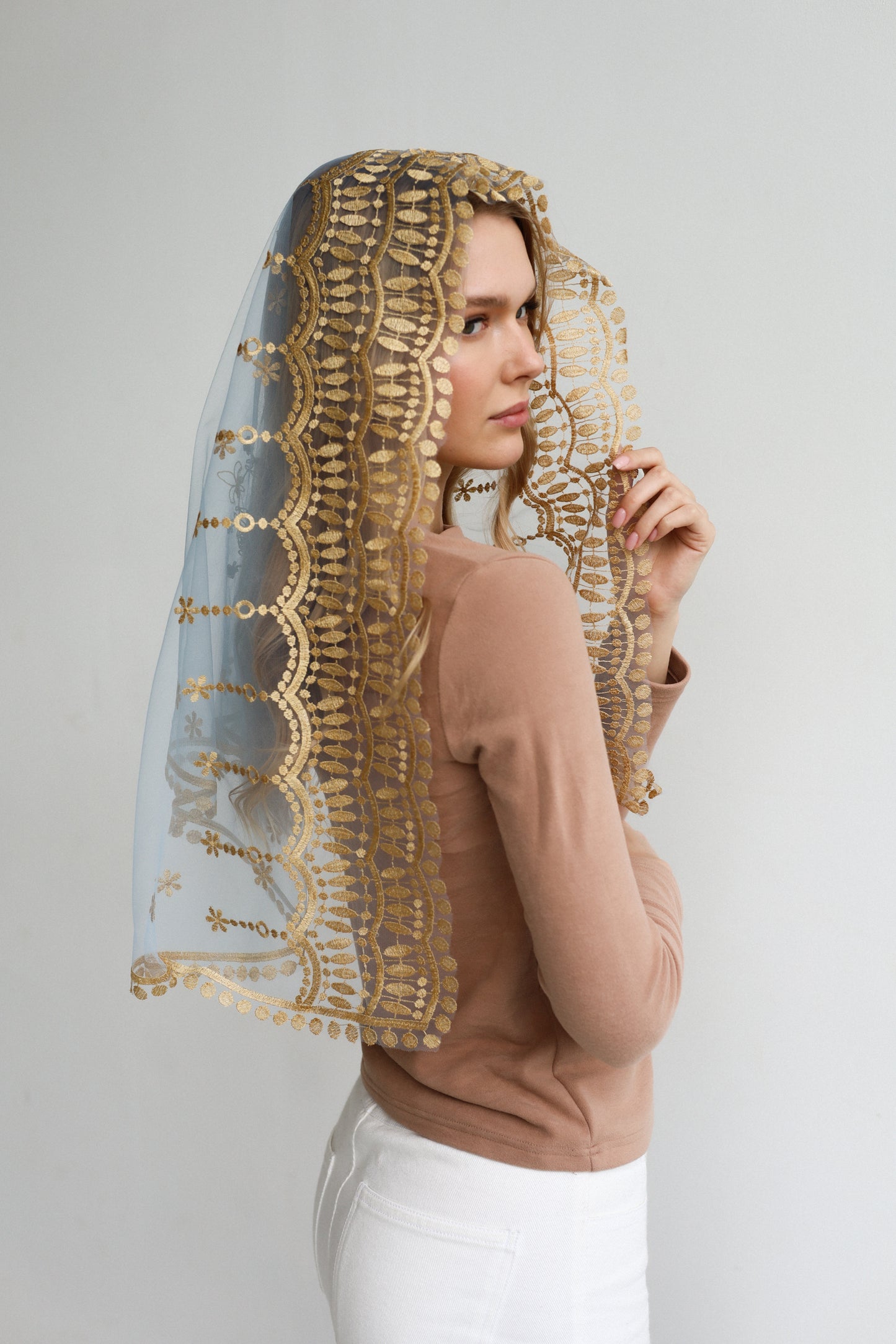 VEIL WITH EMBROIDERY ON THE BACK