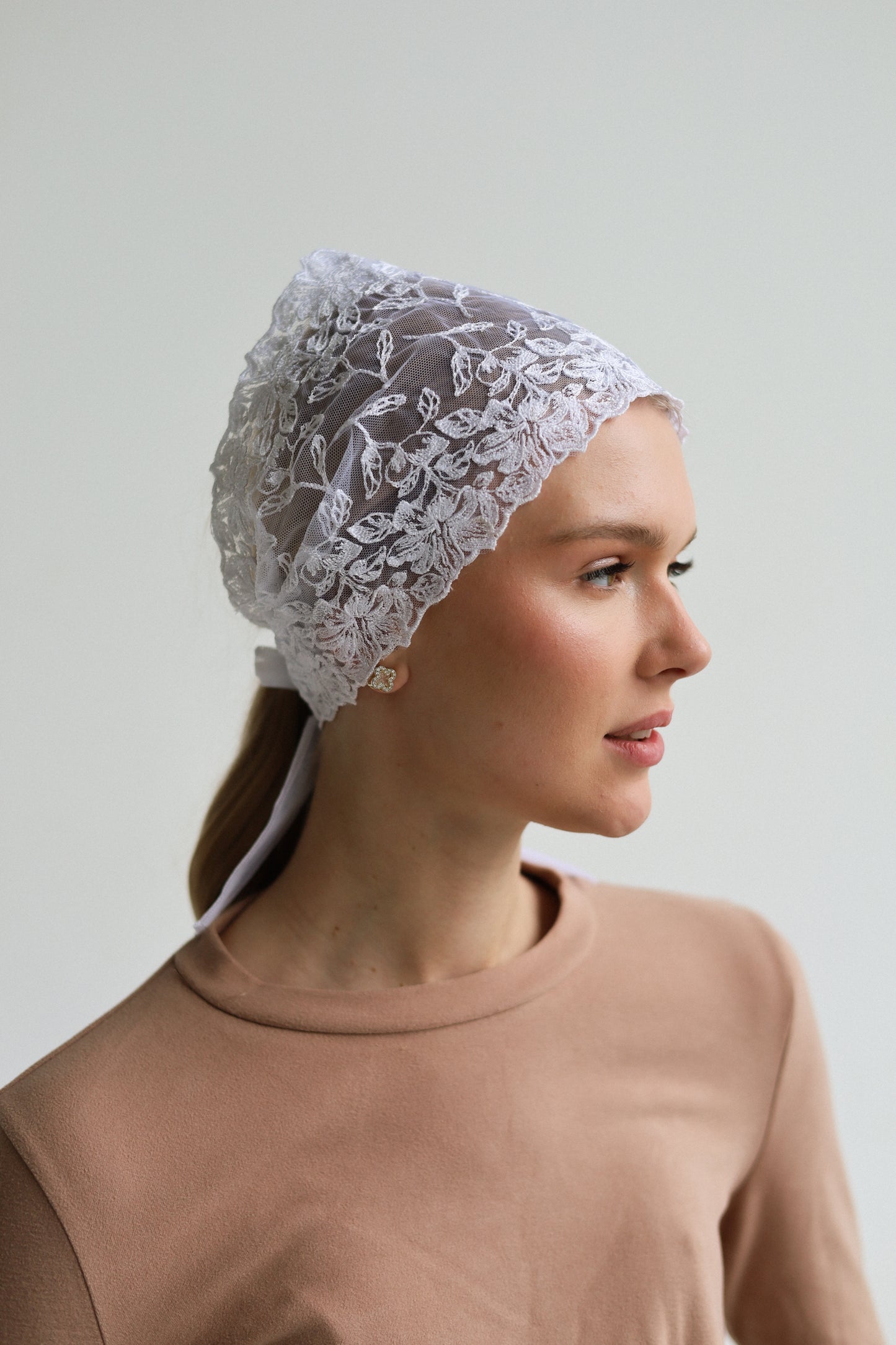 WHITE FLORAL HEAD BAND