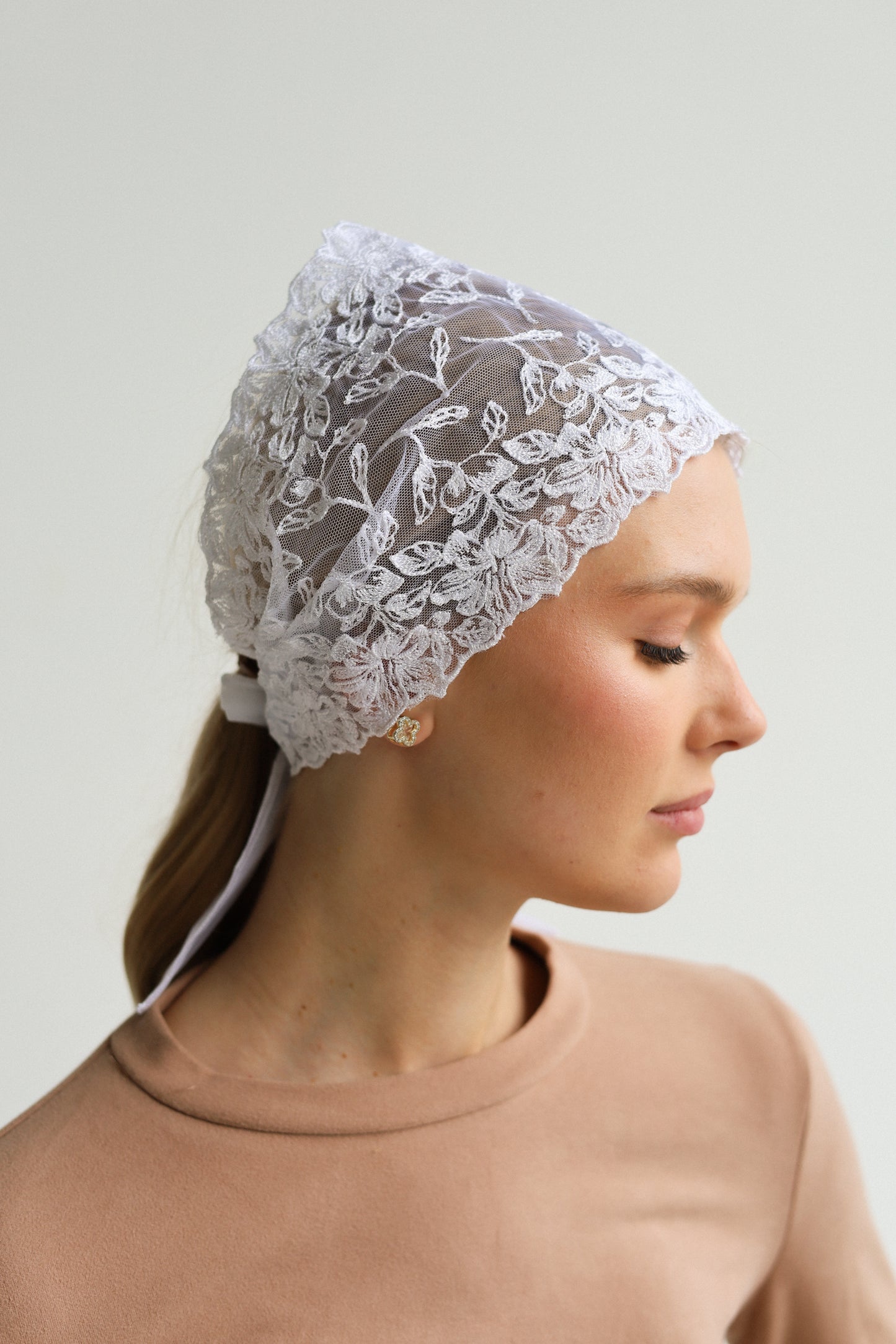 WHITE FLORAL HEAD BAND