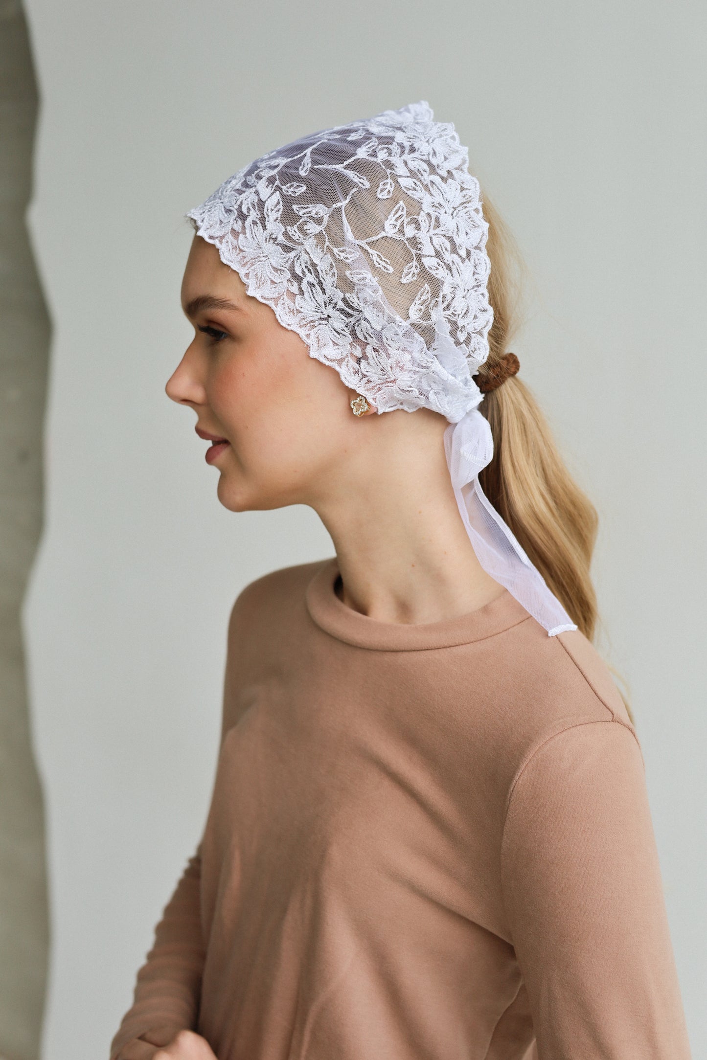 WHITE FLORAL HEAD BAND