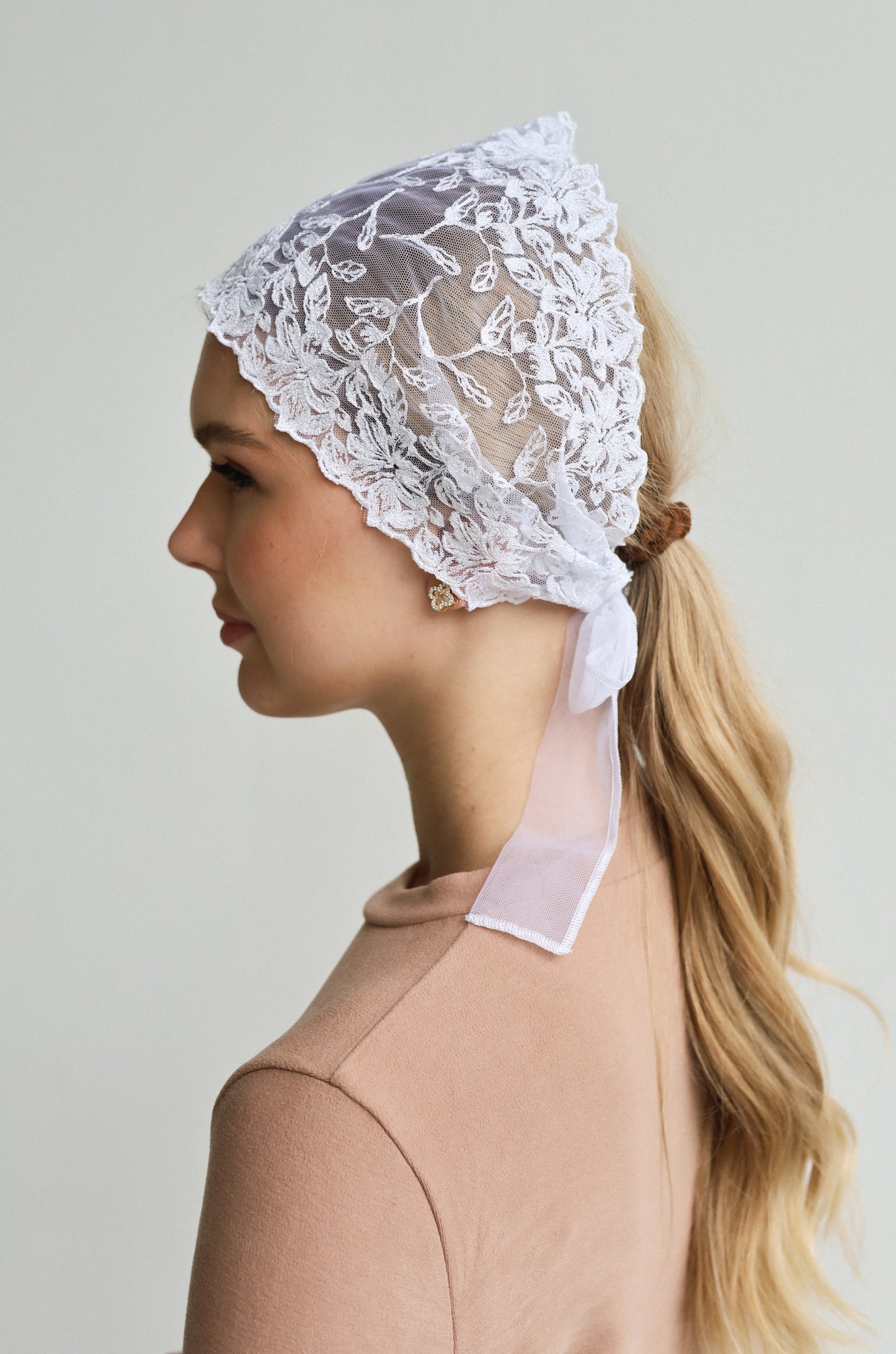 WHITE FLORAL HEAD BAND