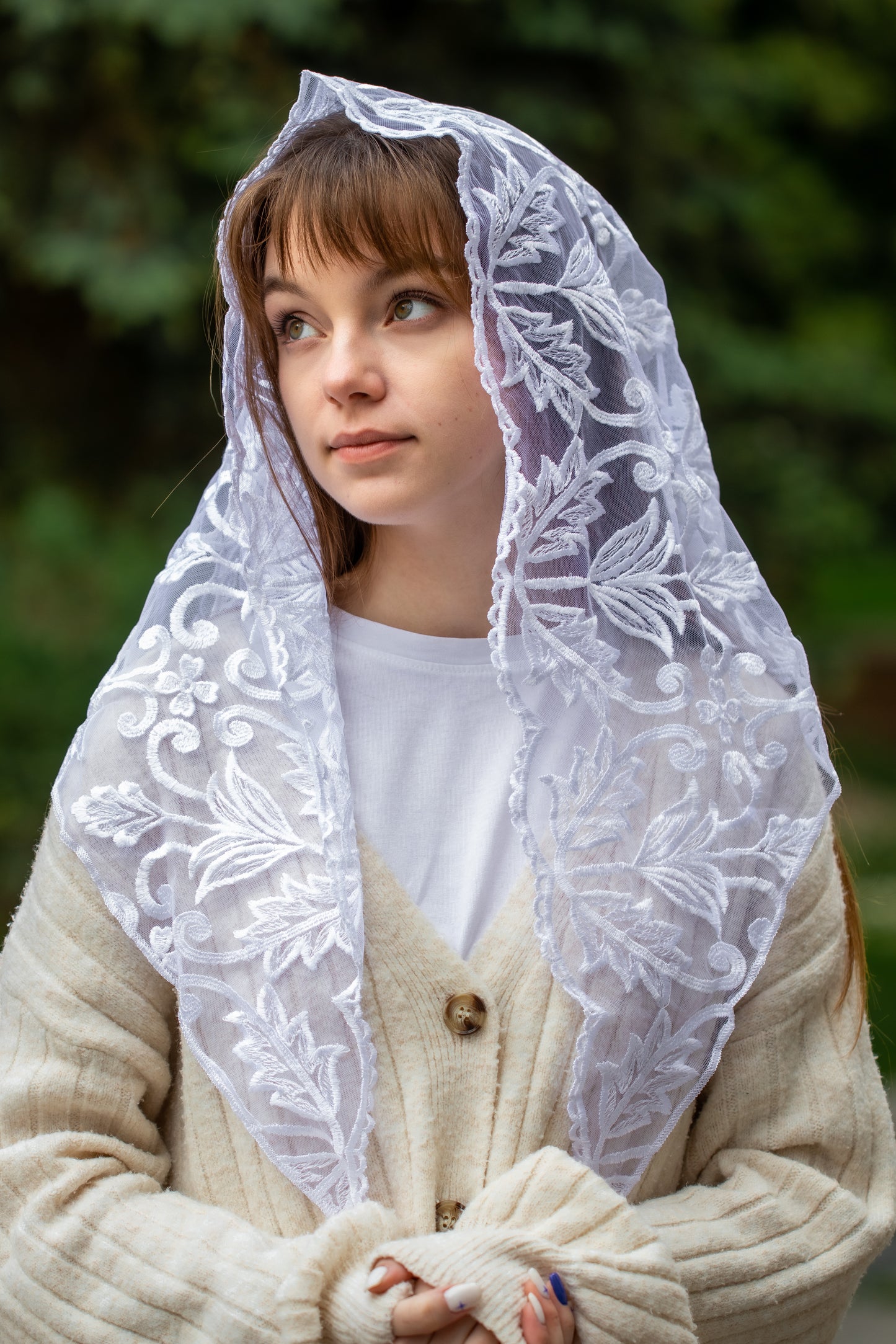 TRIANGLE WHITE  MANTILLA