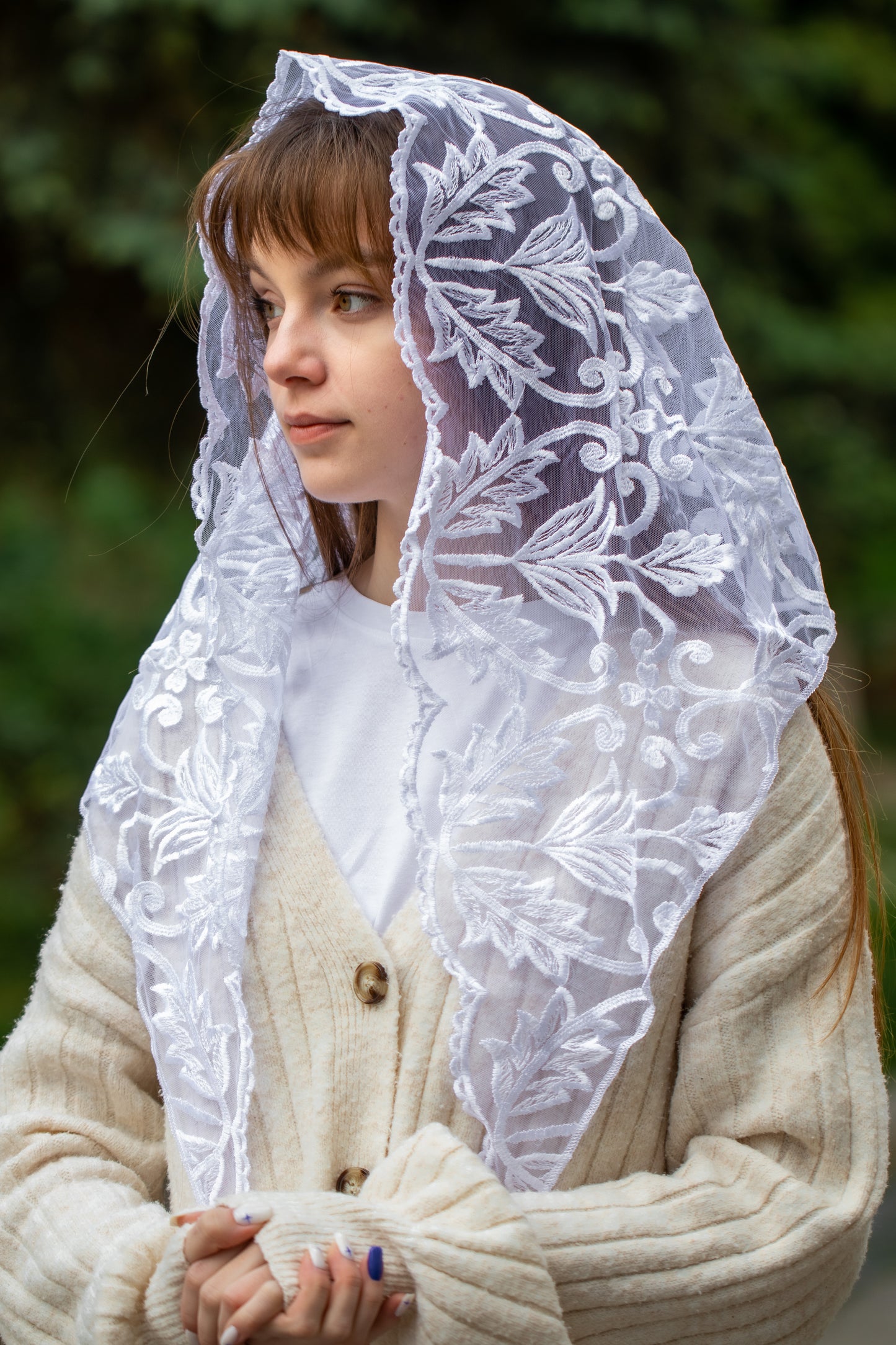 TRIANGLE WHITE  MANTILLA