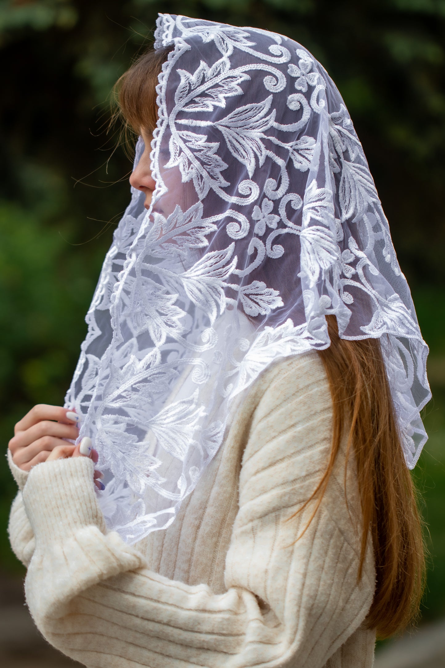 TRIANGLE WHITE  MANTILLA