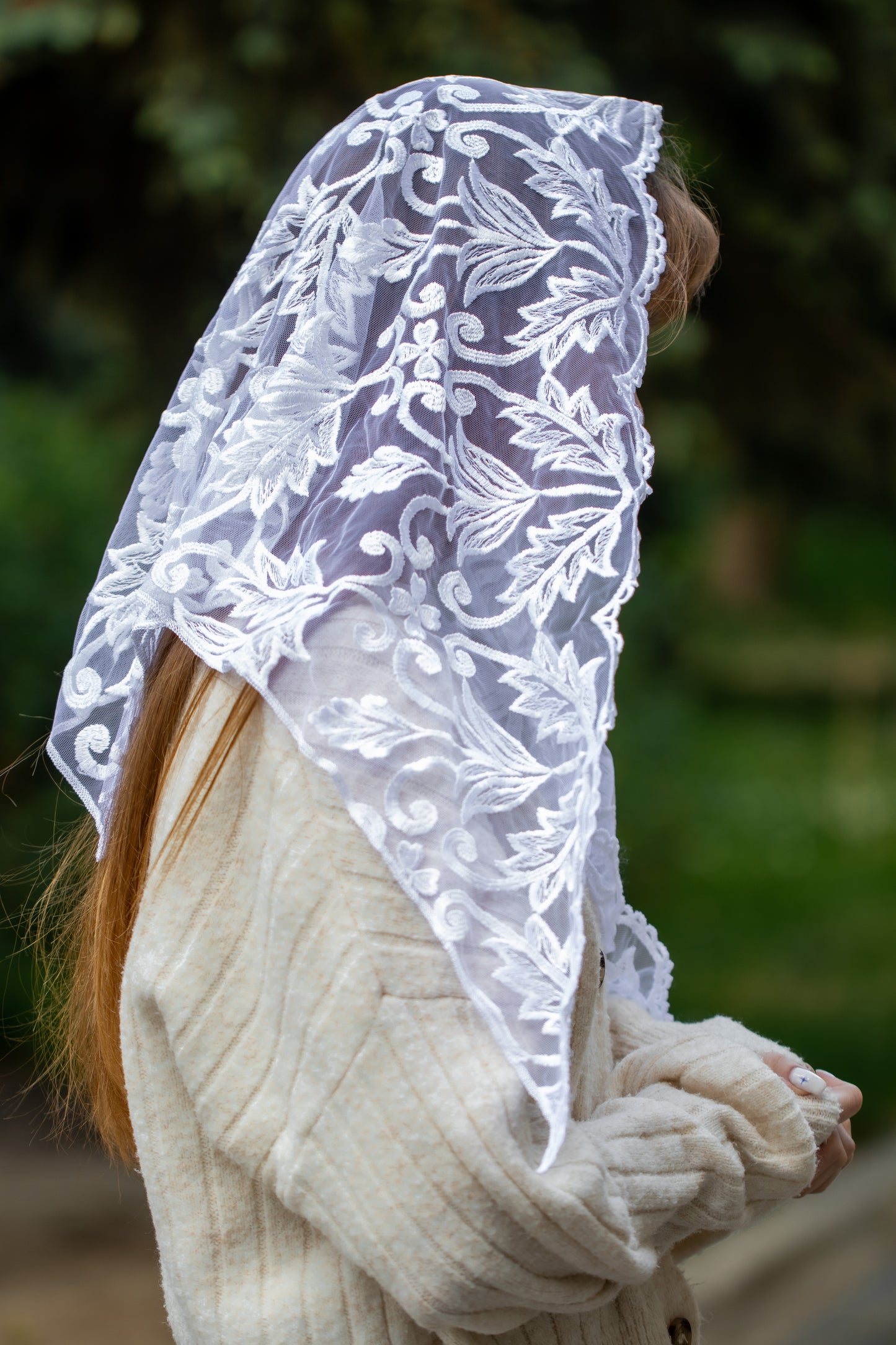 TRIANGLE WHITE  MANTILLA