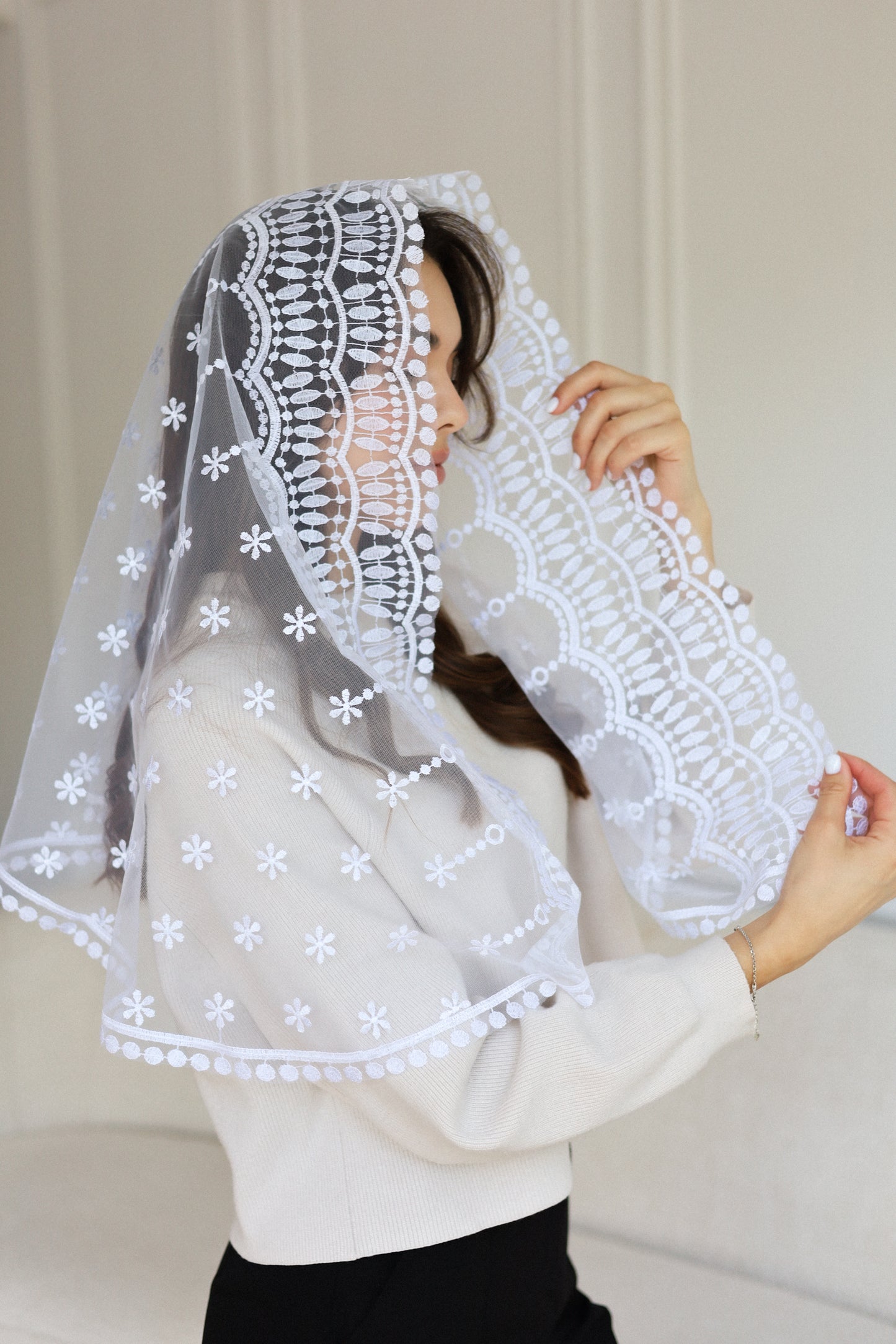 LONG WHITE MANTILLA