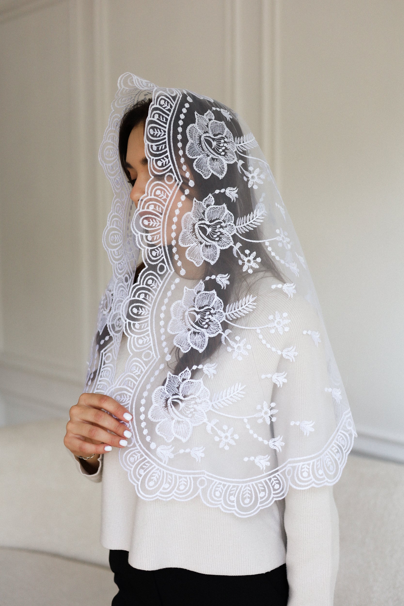 LONG WHITE MANTILLA - MariaVeils