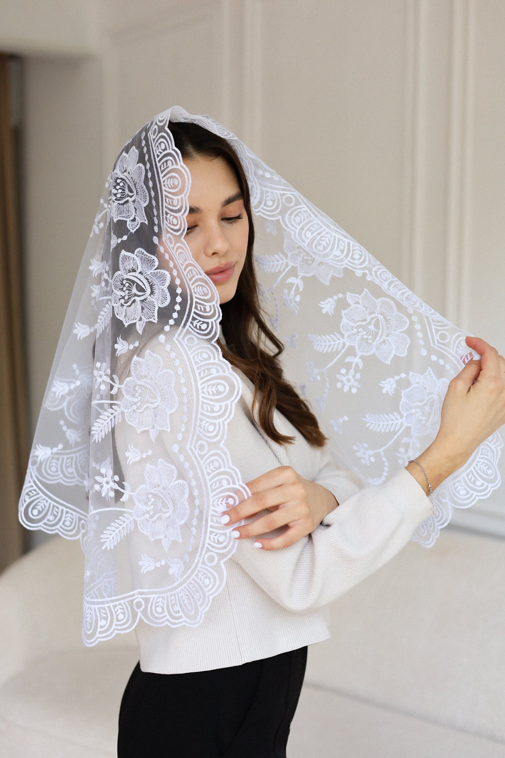 LONG WHITE MANTILLA - MariaVeils