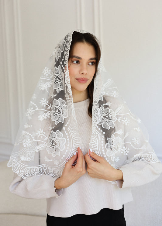 LONG WHITE MANTILLA