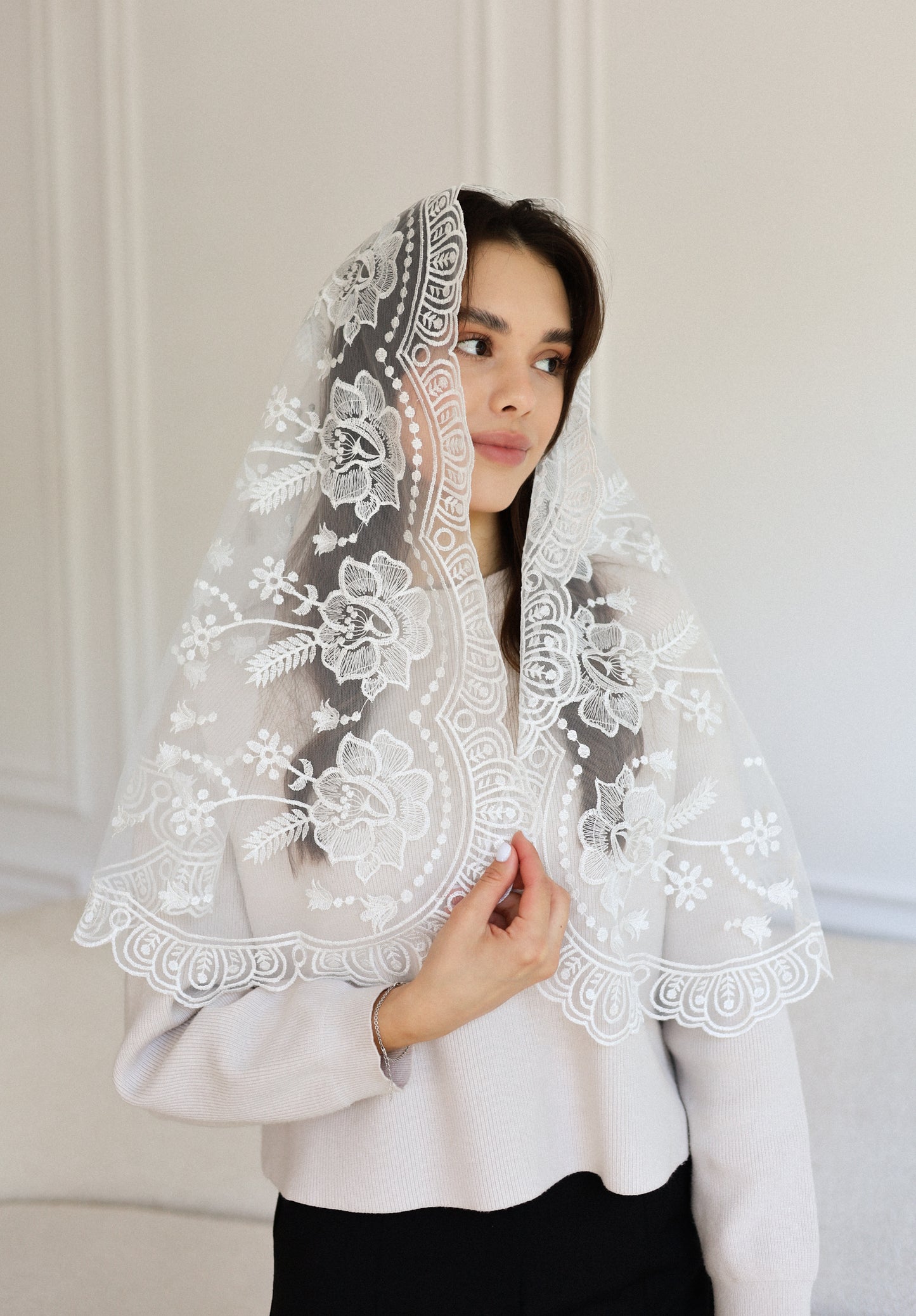 LONG WHITE MANTILLA