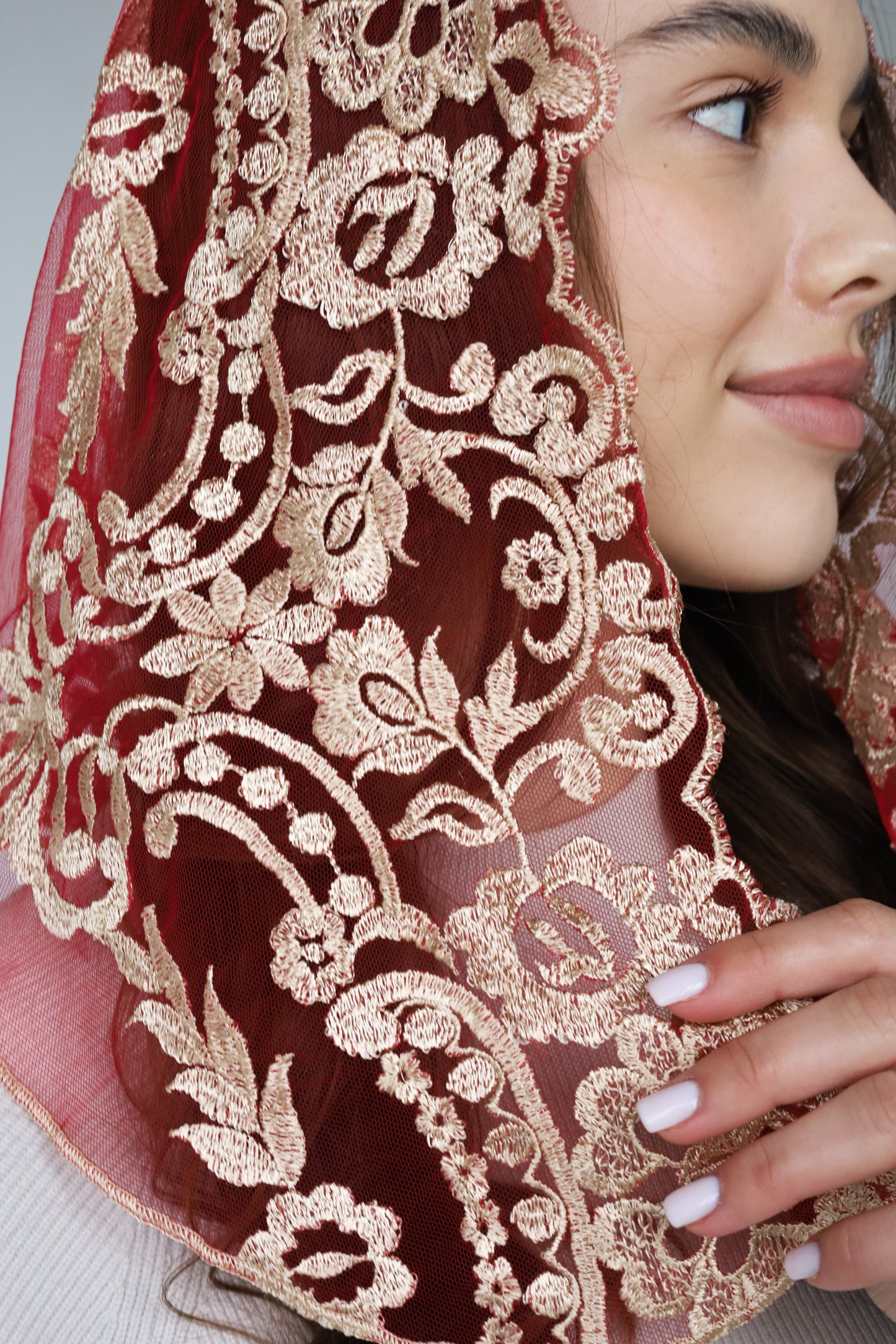 SHORT GOLD & RED VEIL