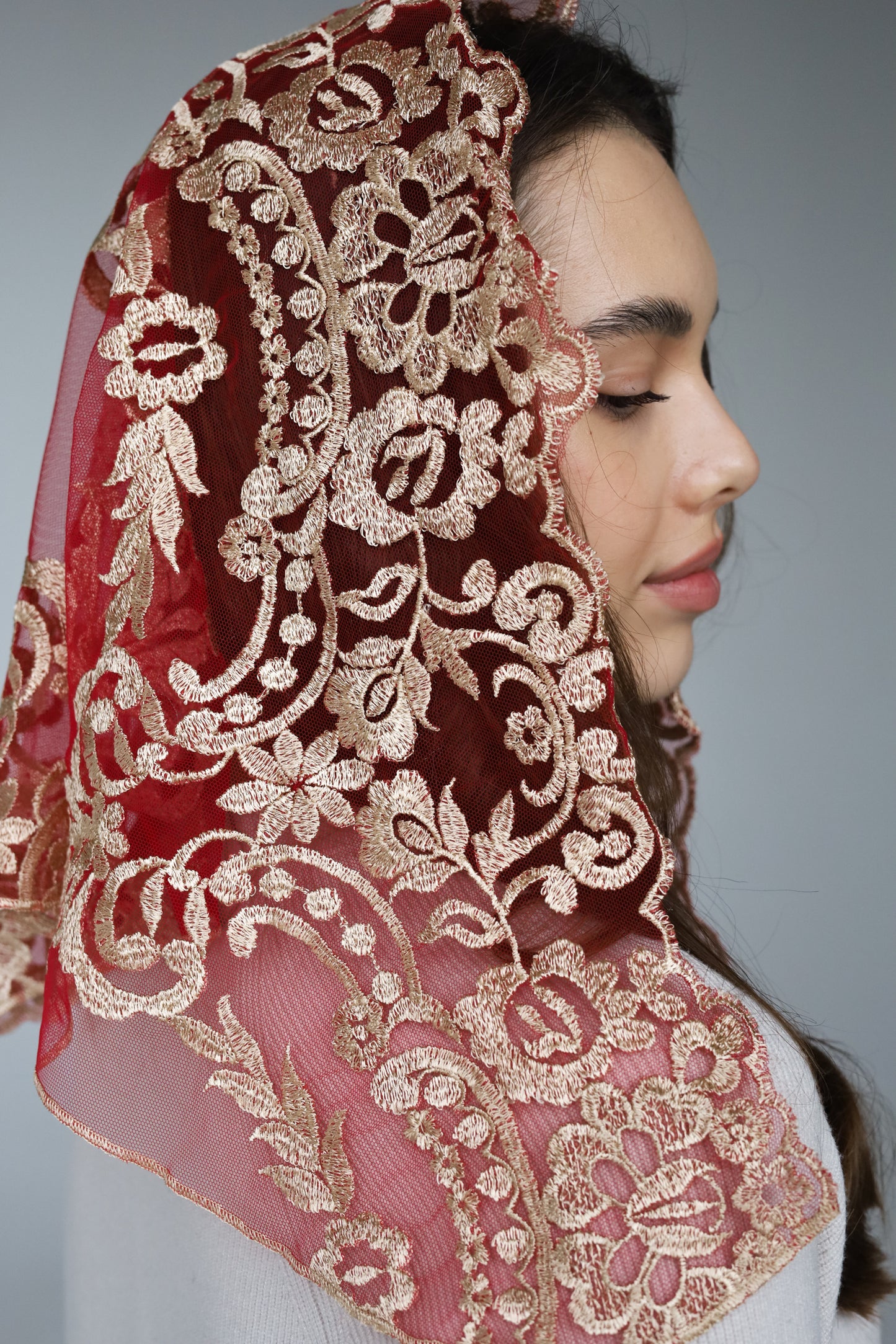 SHORT GOLD & RED VEIL