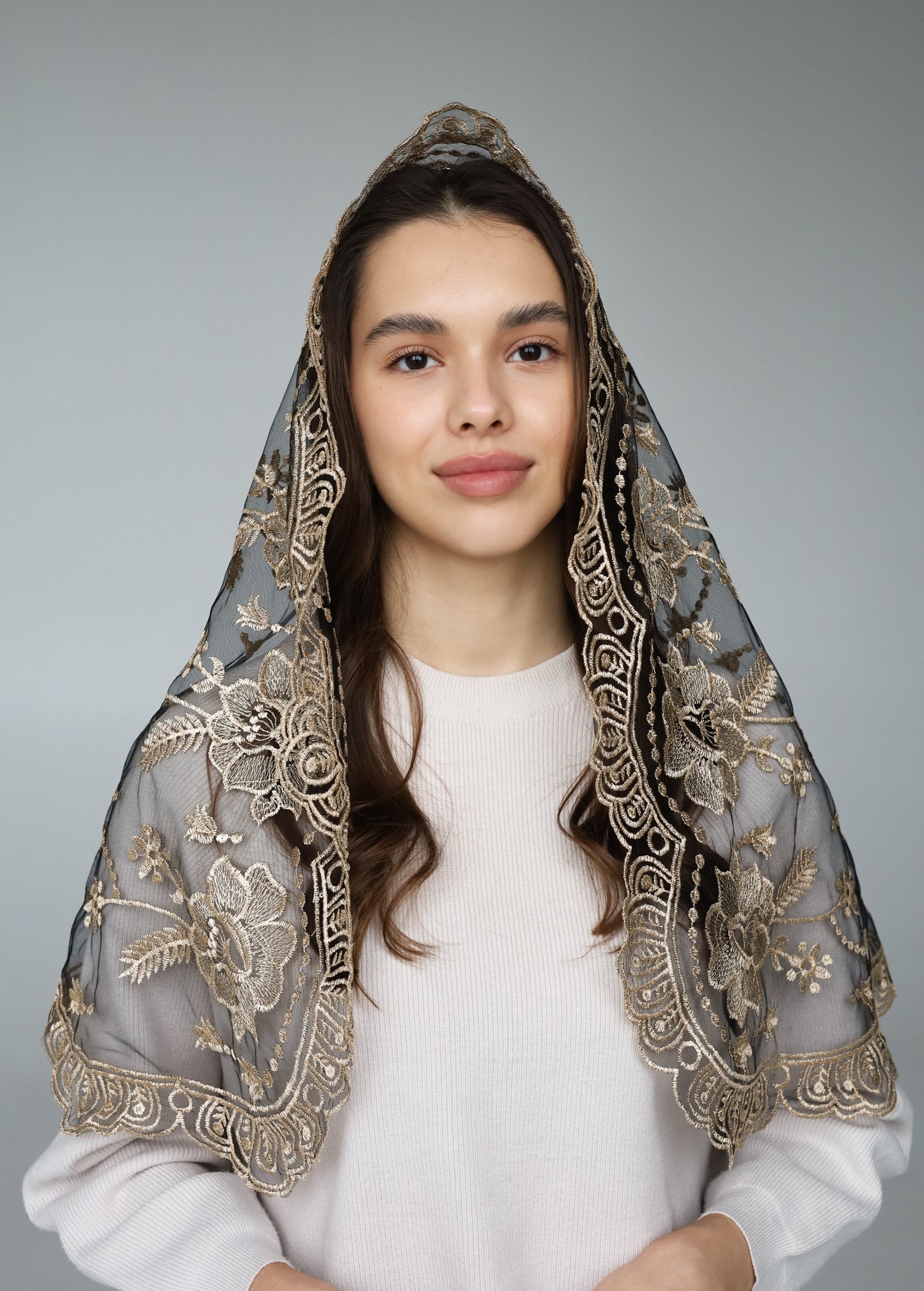 LONG GOLD MANTILLA