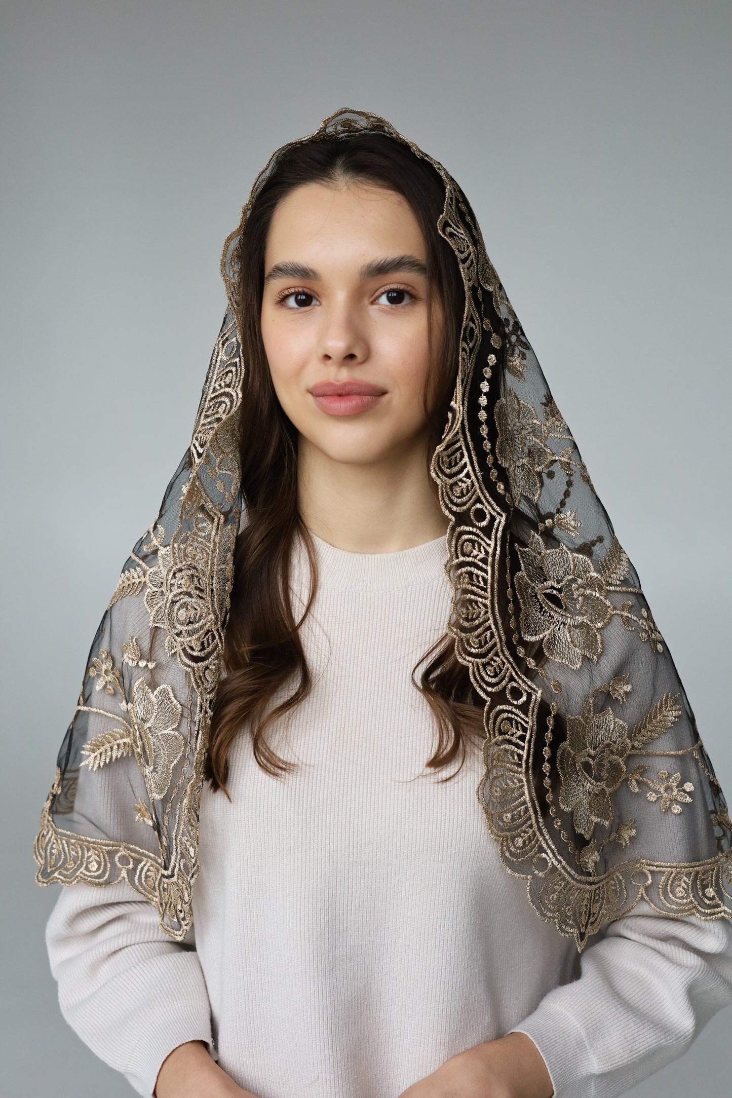 LONG GOLD MANTILLA