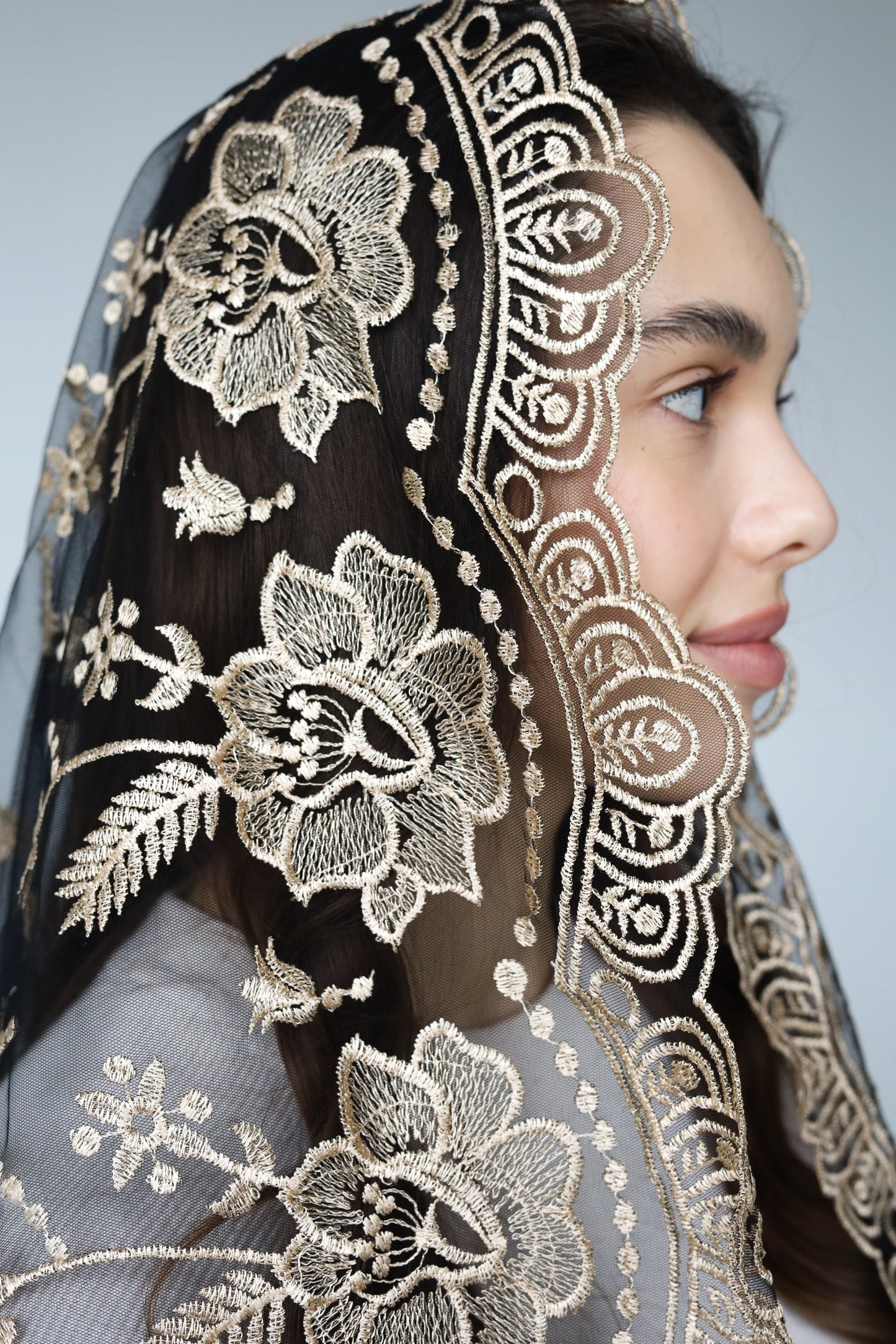 LONG GOLD MANTILLA