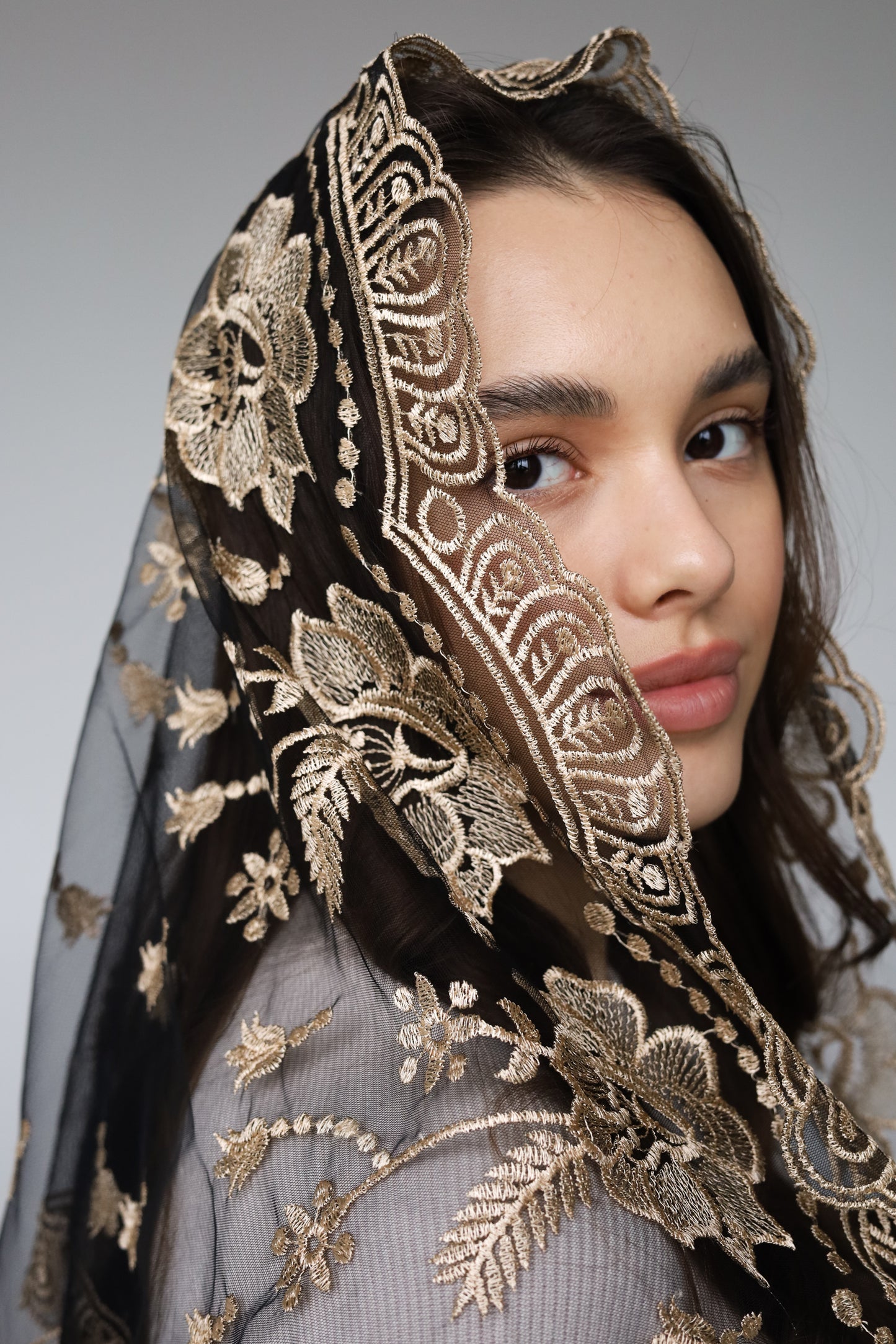 LONG GOLD MANTILLA