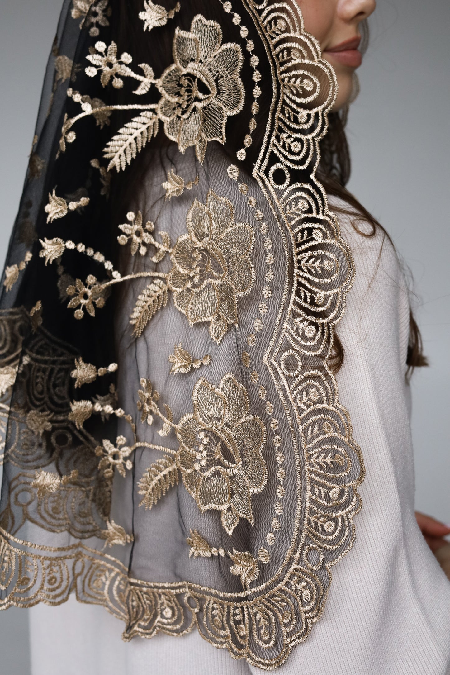 LONG GOLD MANTILLA