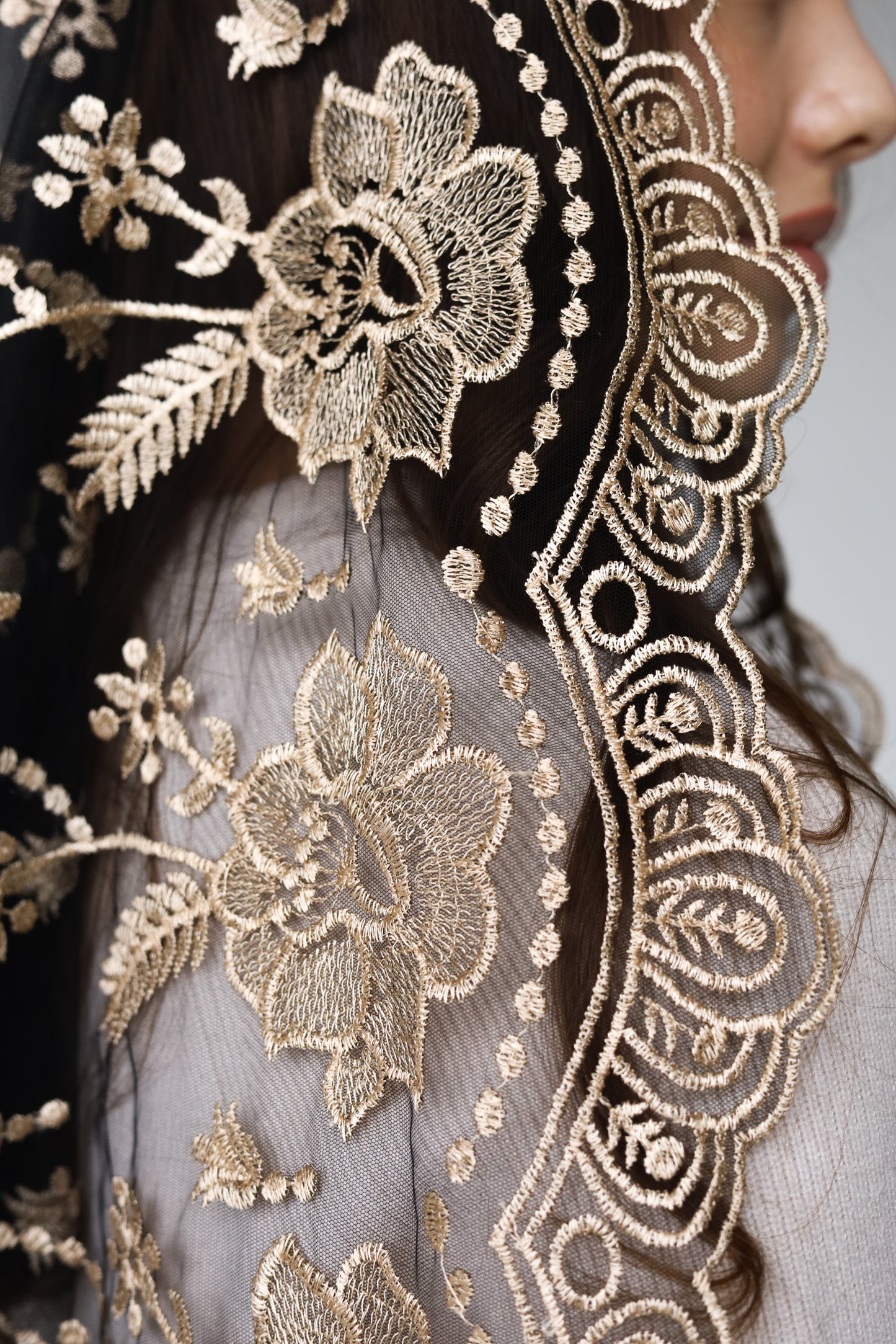 LONG GOLD MANTILLA