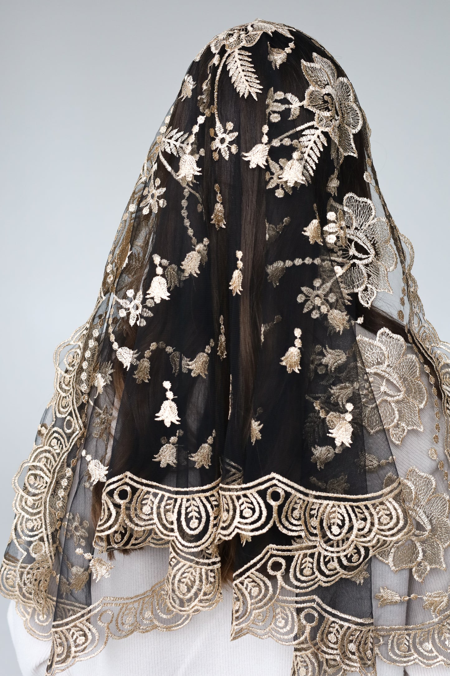 LONG GOLD MANTILLA