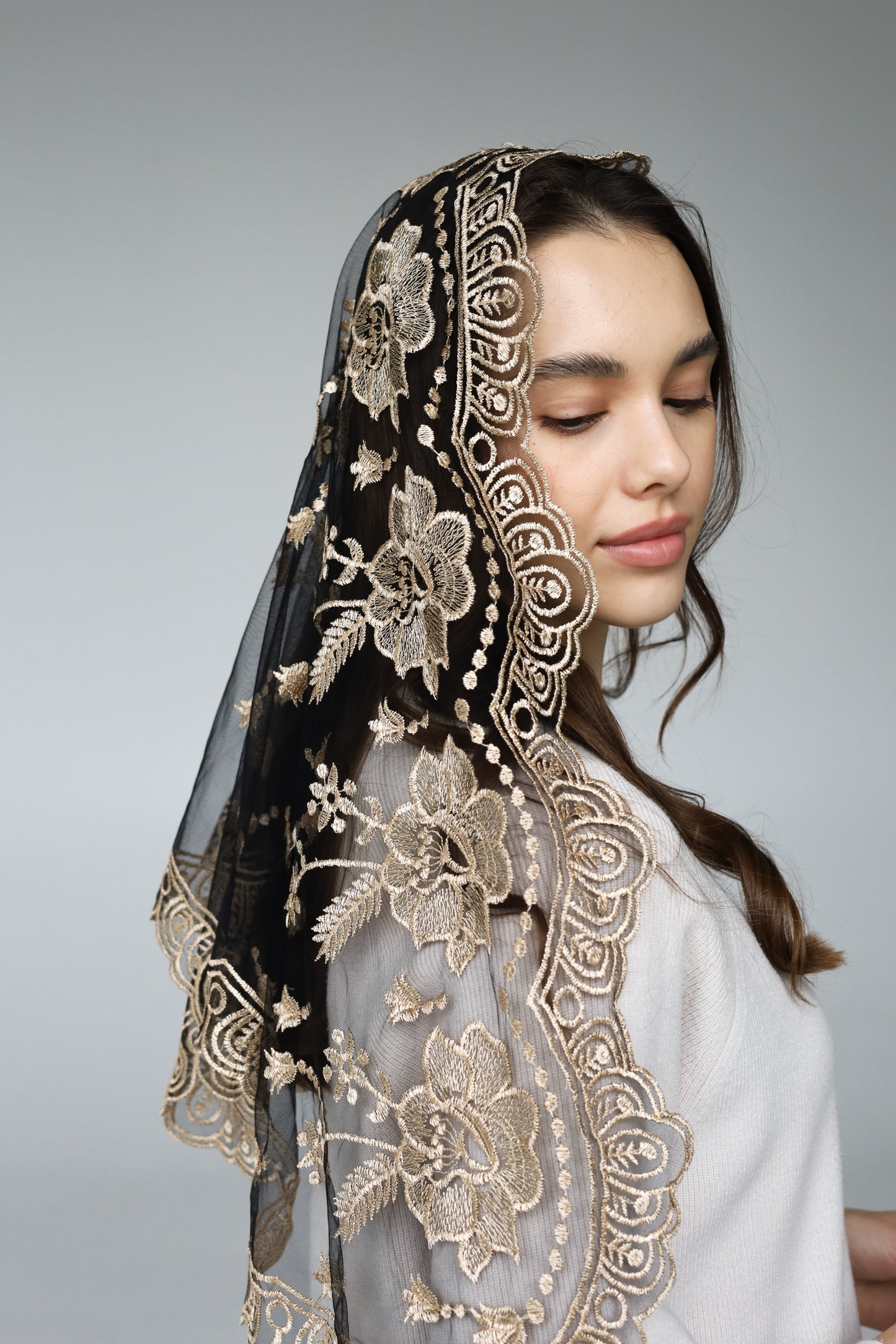 LONG GOLD MANTILLA