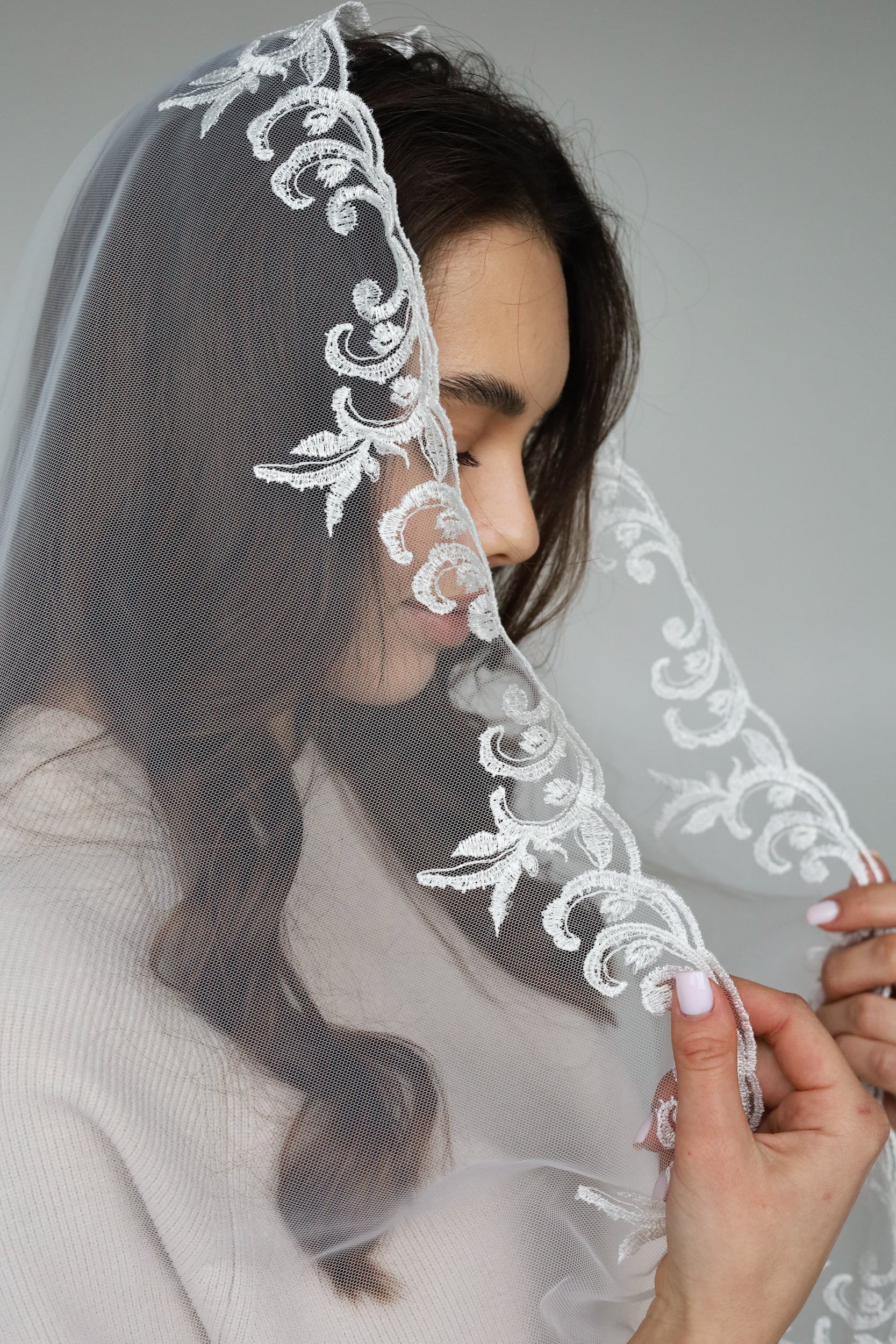 LONG IVORY MANTILLA WITH EMBROIDERY - MariaVeils