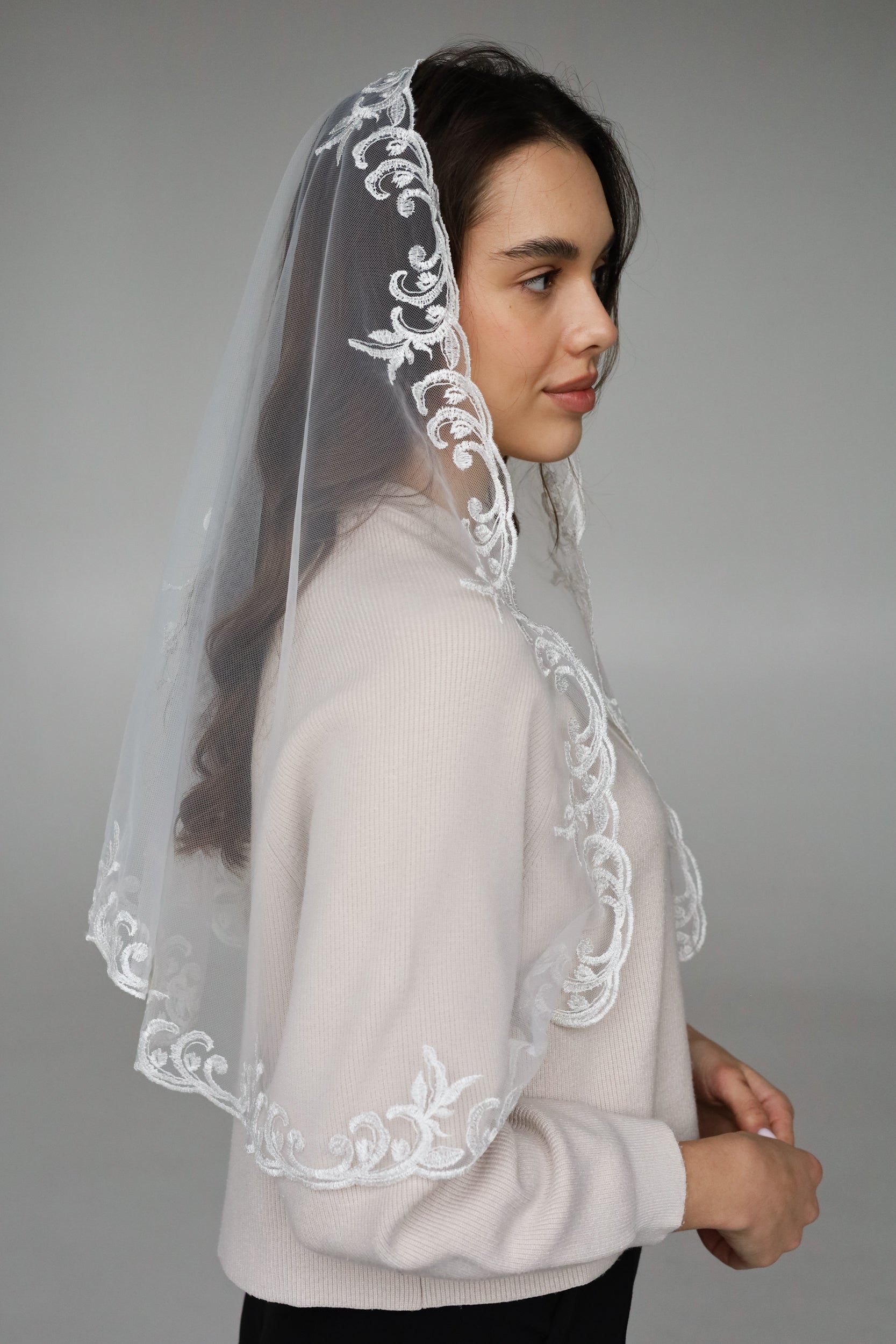 LONG IVORY MANTILLA WITH EMBROIDERY - MariaVeils