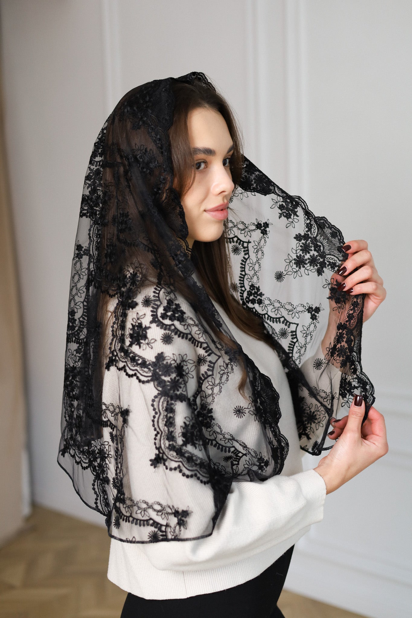 LACE MANTILLA