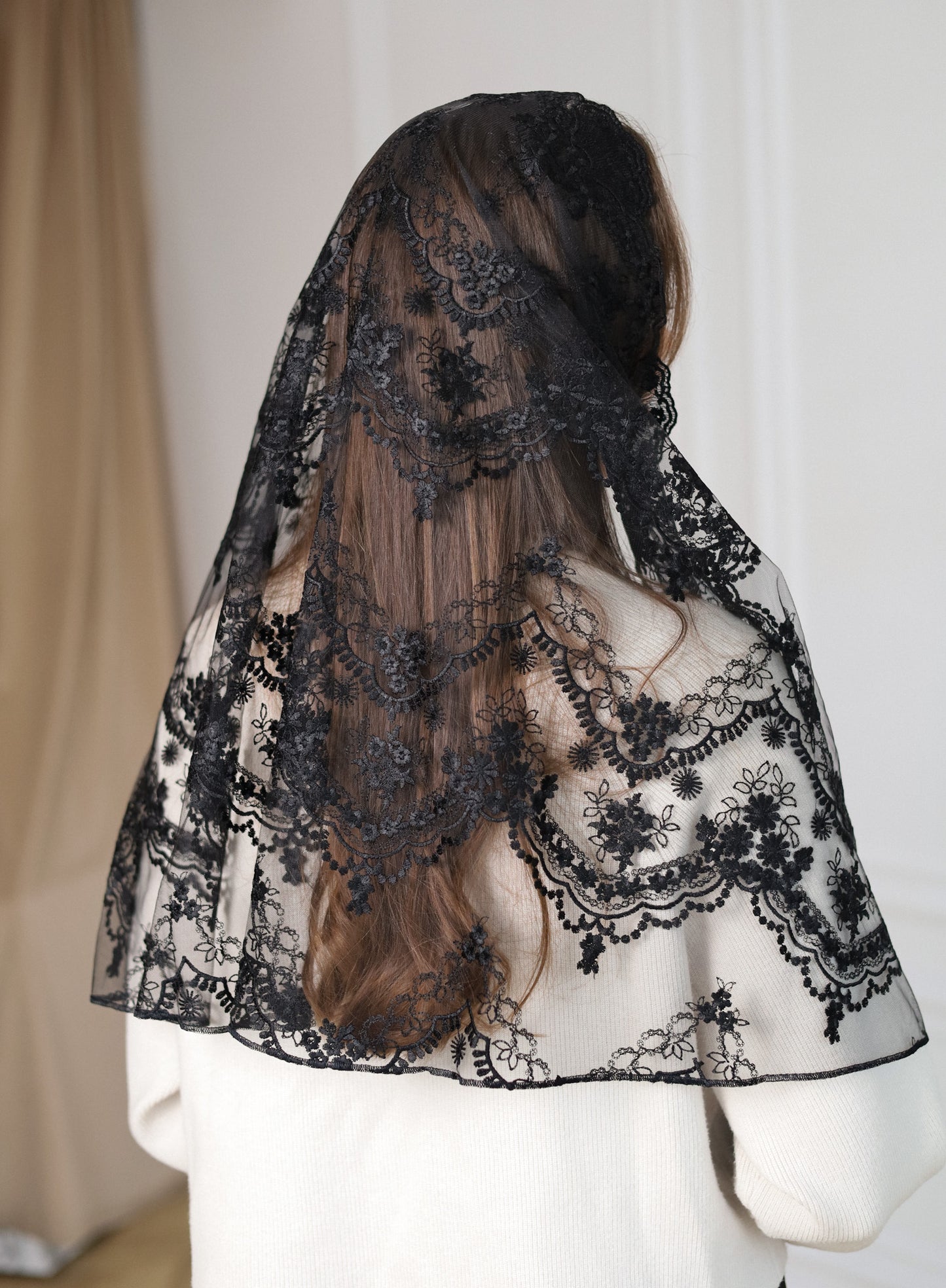 LACE MANTILLA