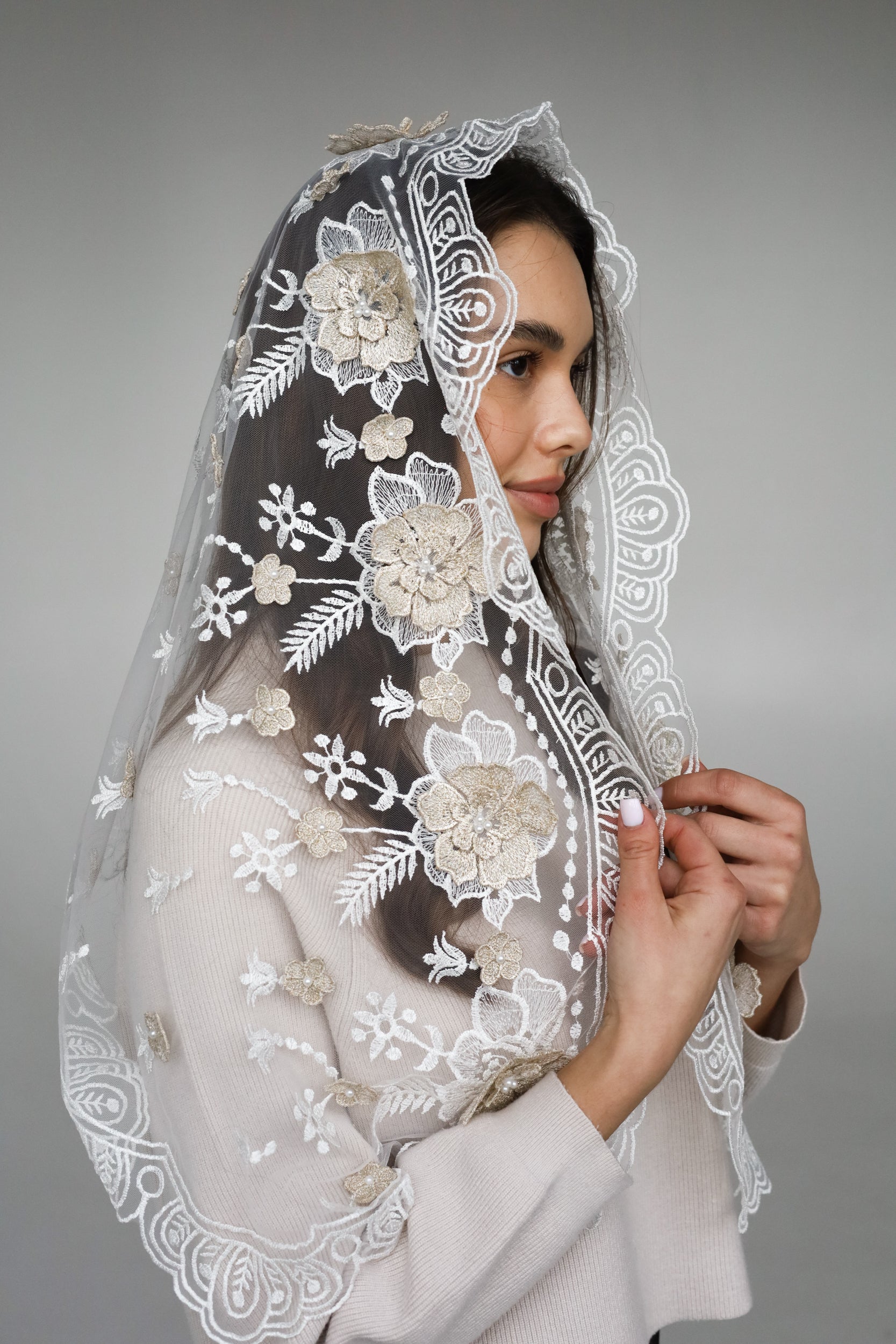3D FLORAL MANTILLA - MariaVeils