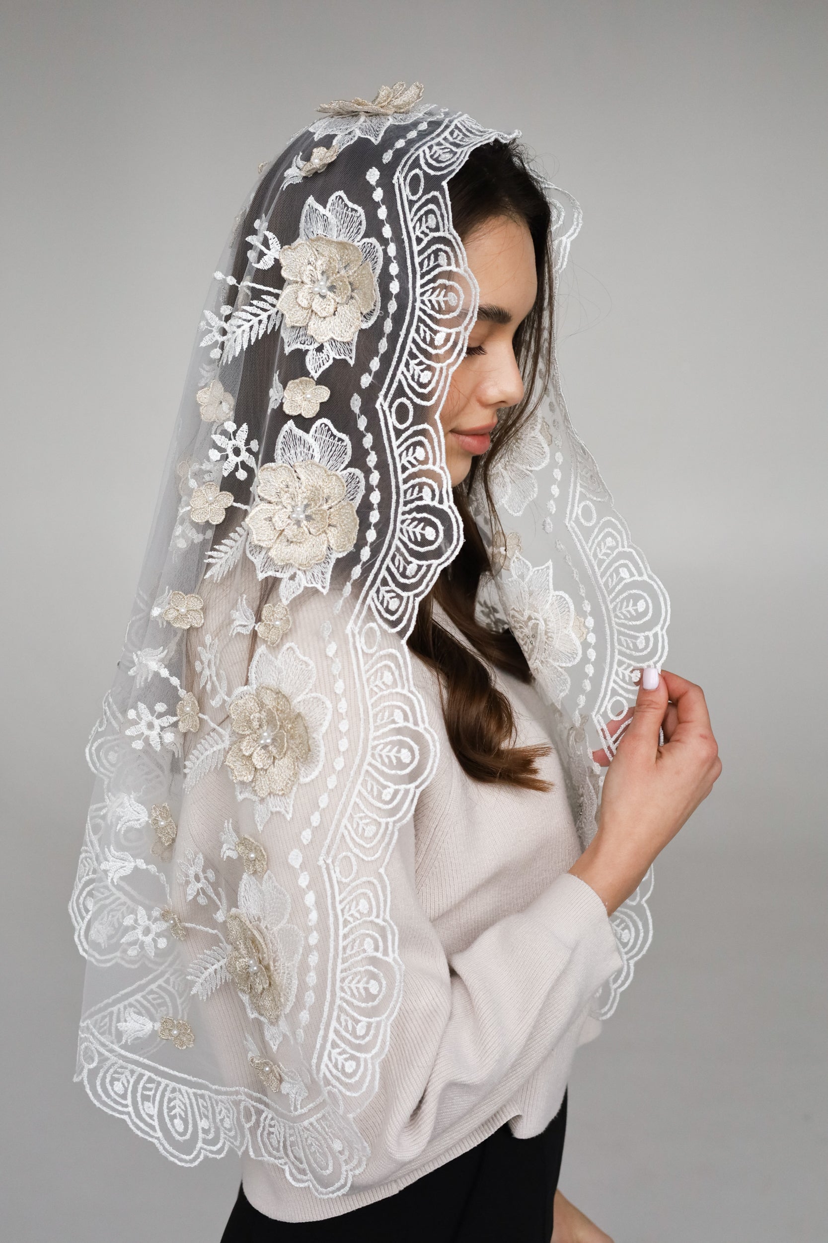 3D FLORAL MANTILLA - MariaVeils