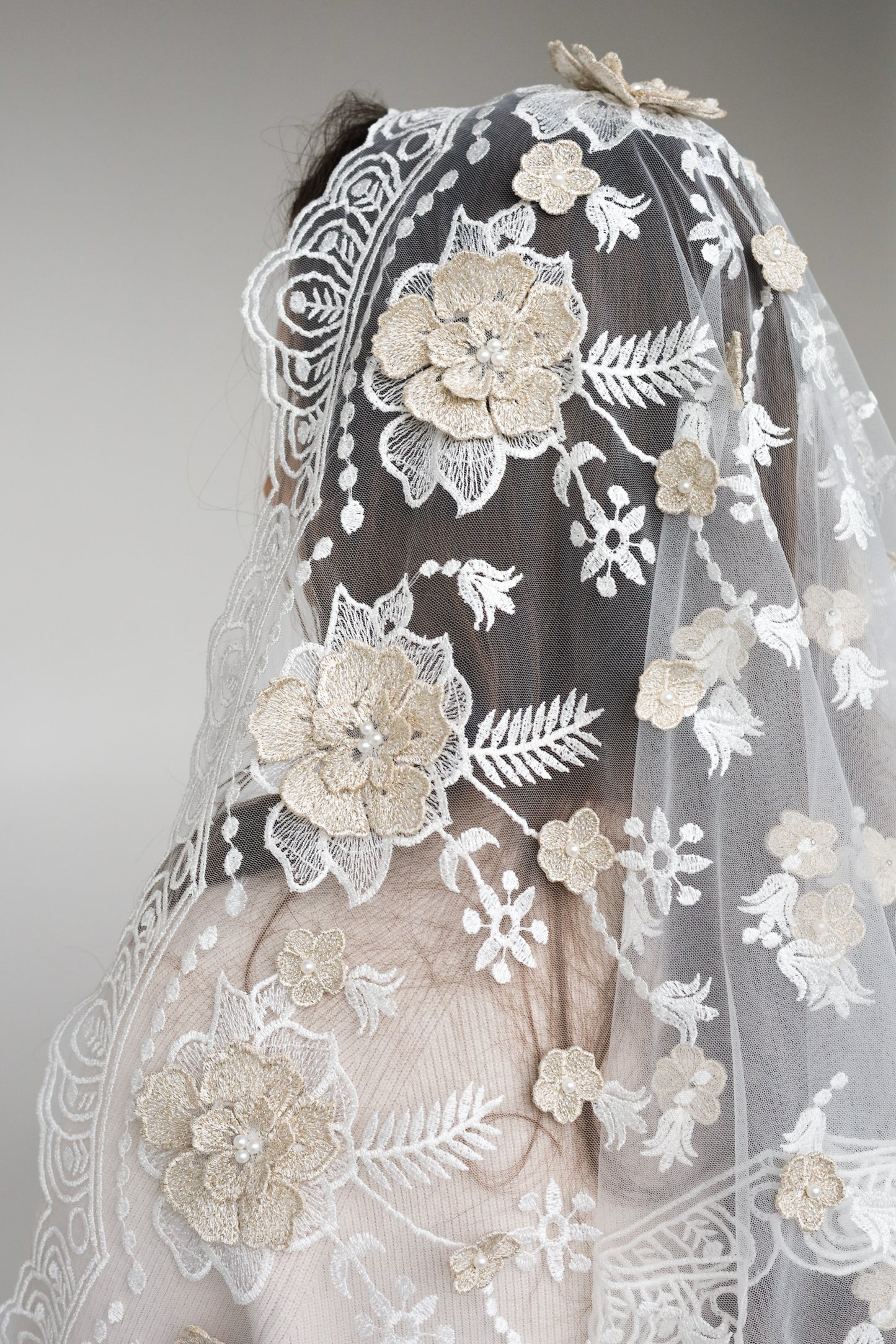 3D FLORAL MANTILLA - MariaVeils