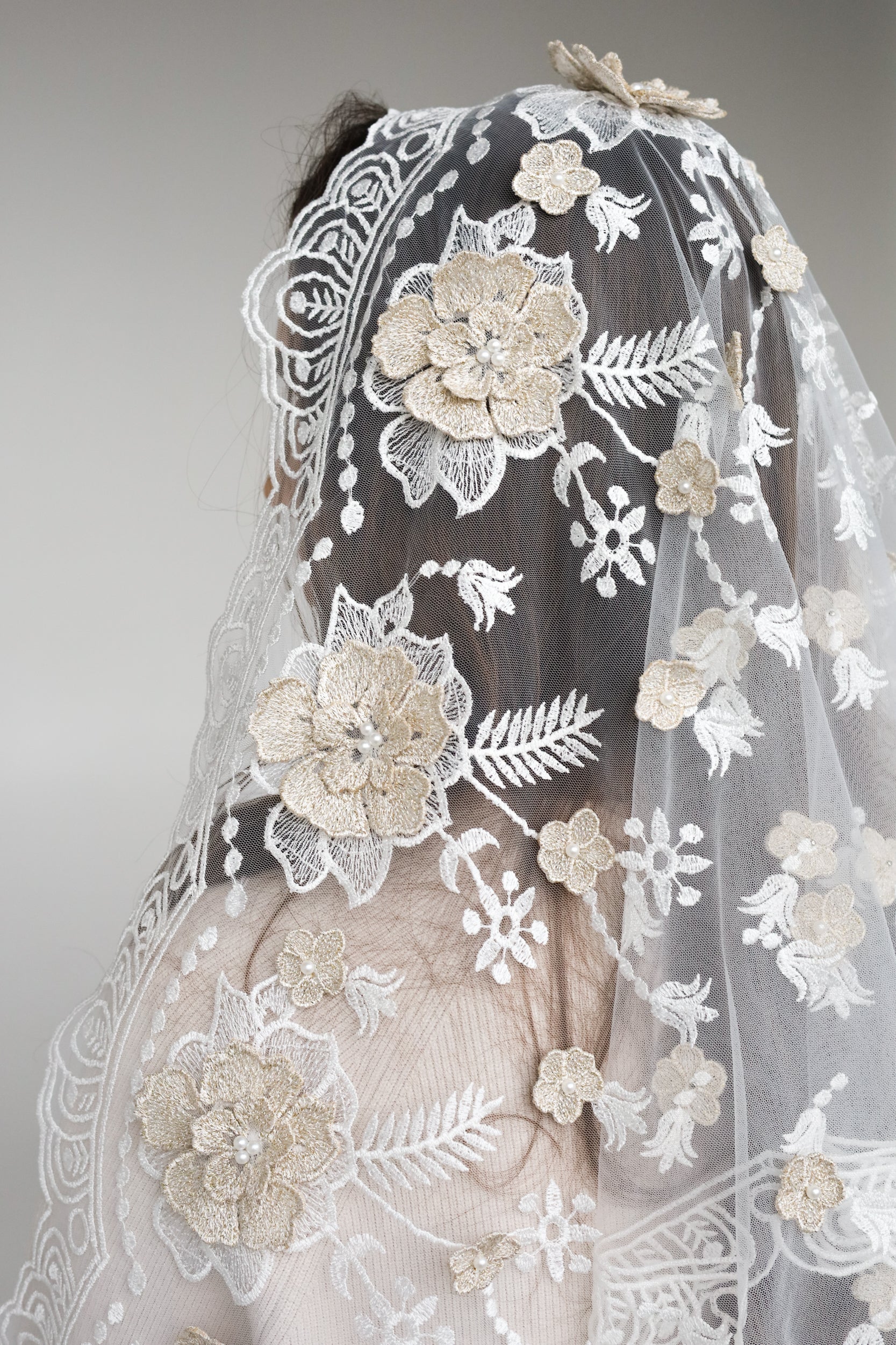 3D FLORAL MANTILLA - MariaVeils