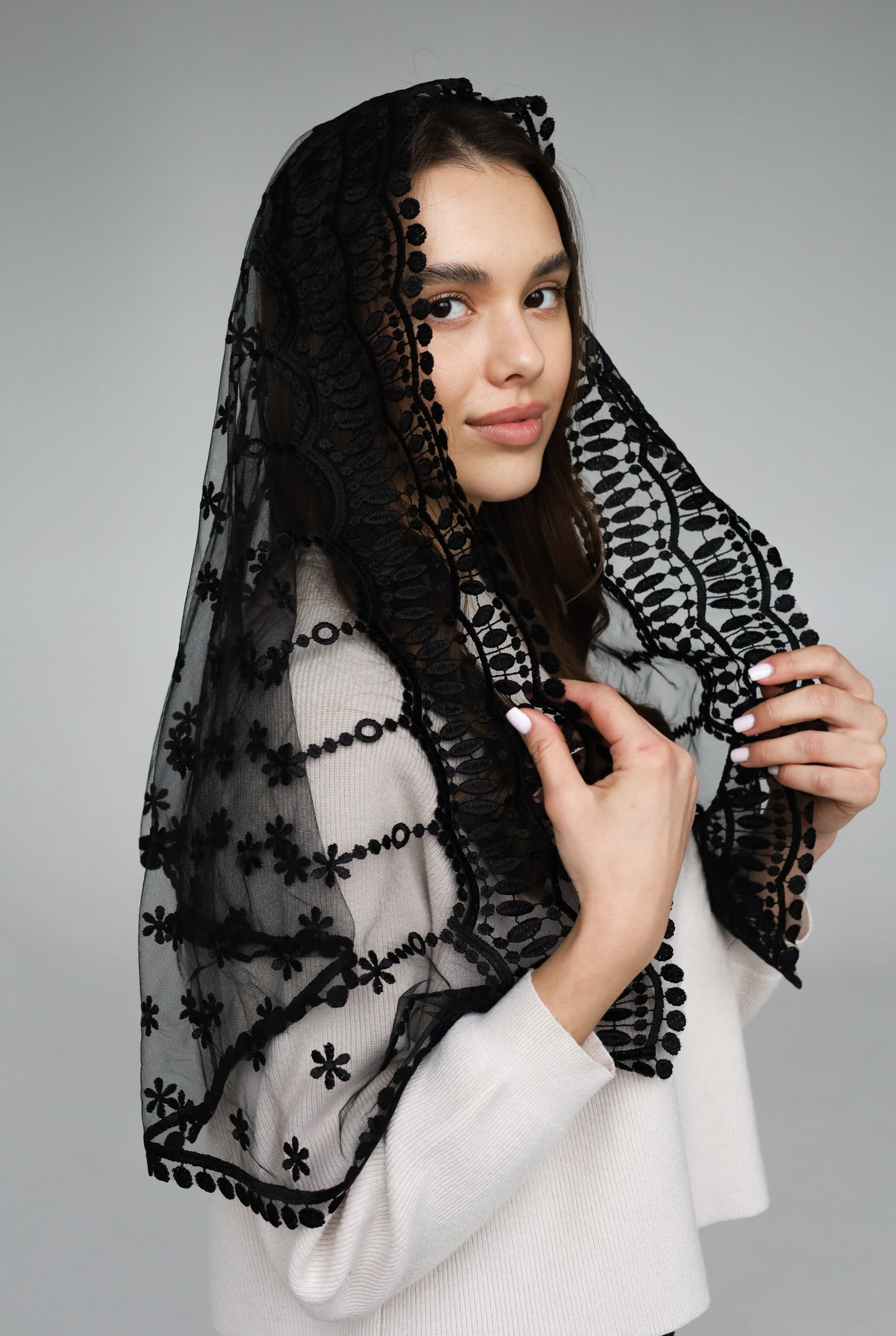 LONG BLACK MANTILLA