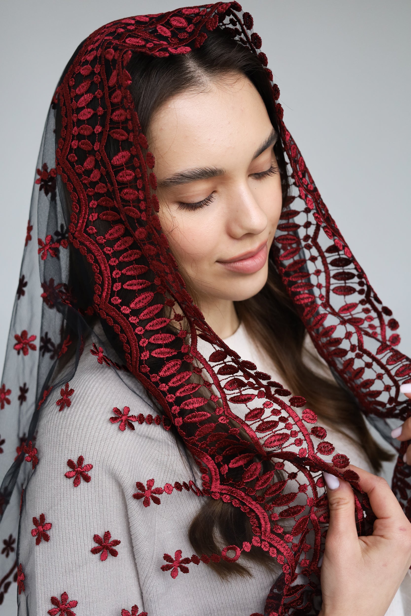 LONG BURGUNDY MANTILLA - MariaVeils