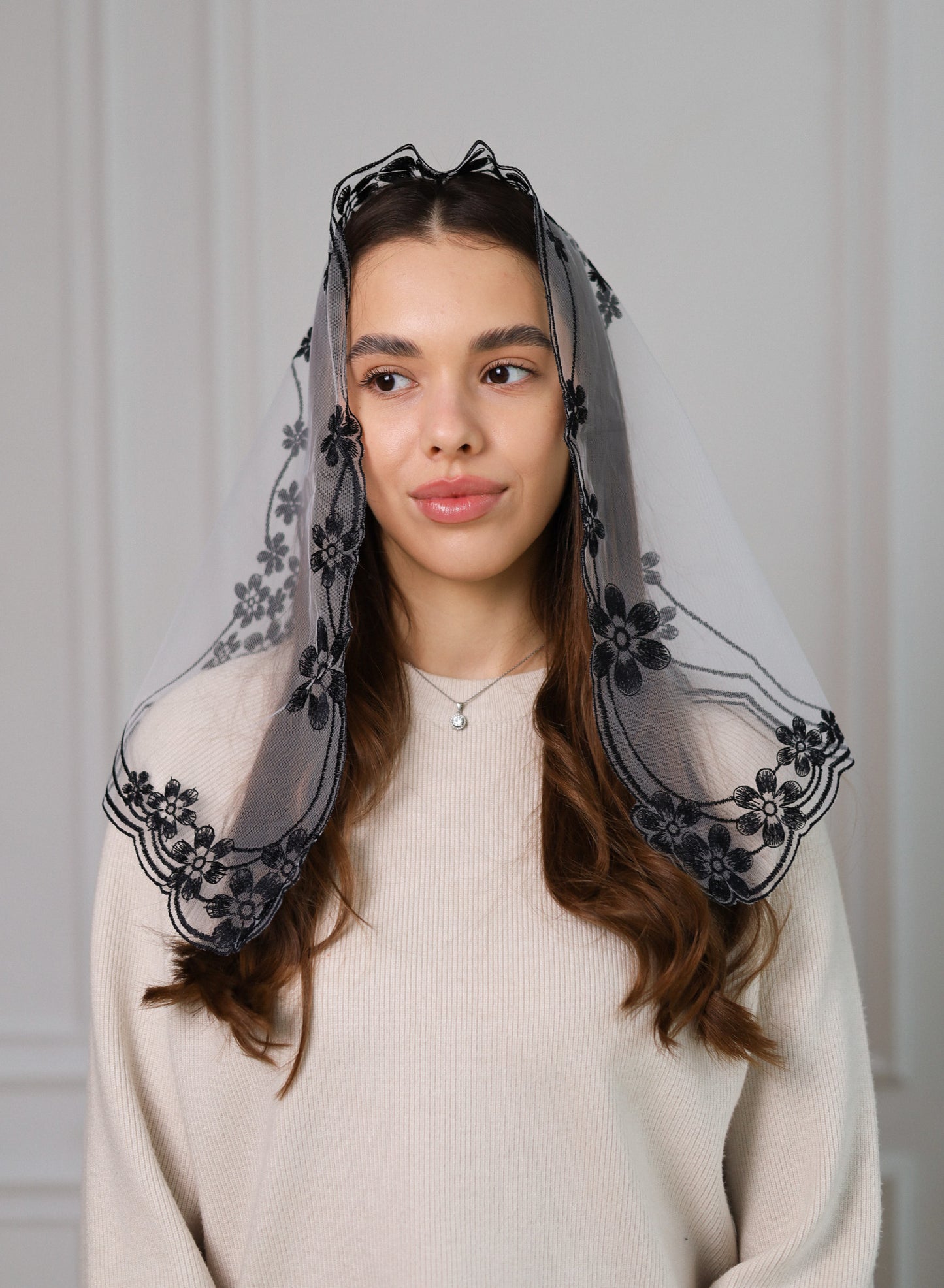 FLORAL DESIGN BLACK VEIL