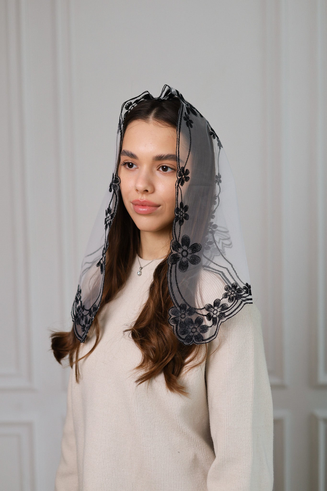 FLORAL DESIGN BLACK VEIL