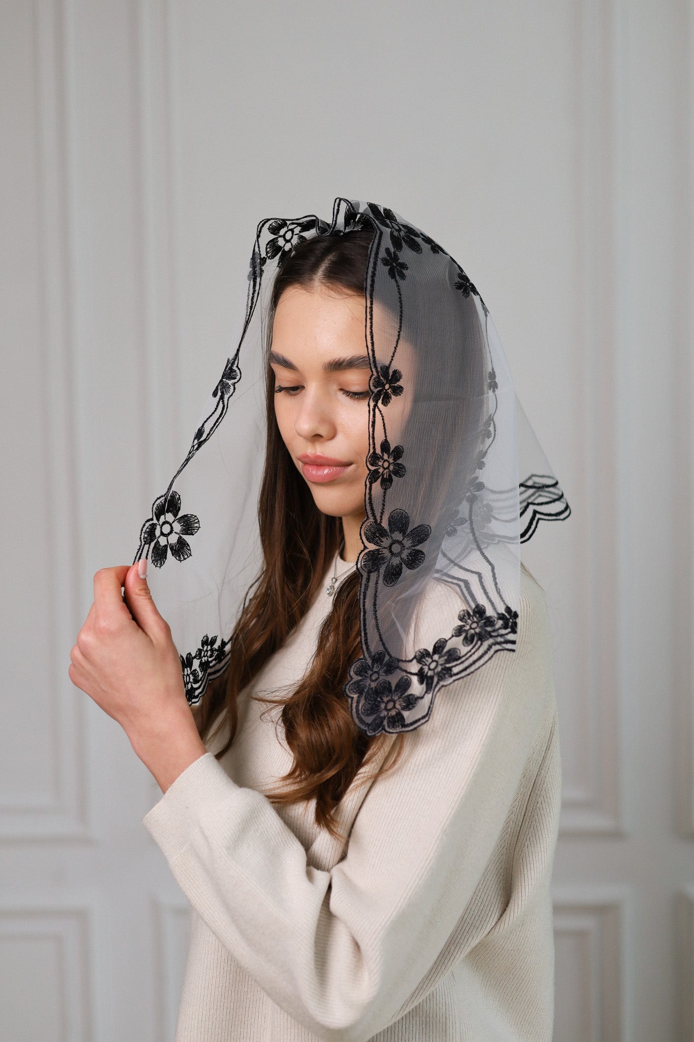 FLORAL DESIGN BLACK VEIL